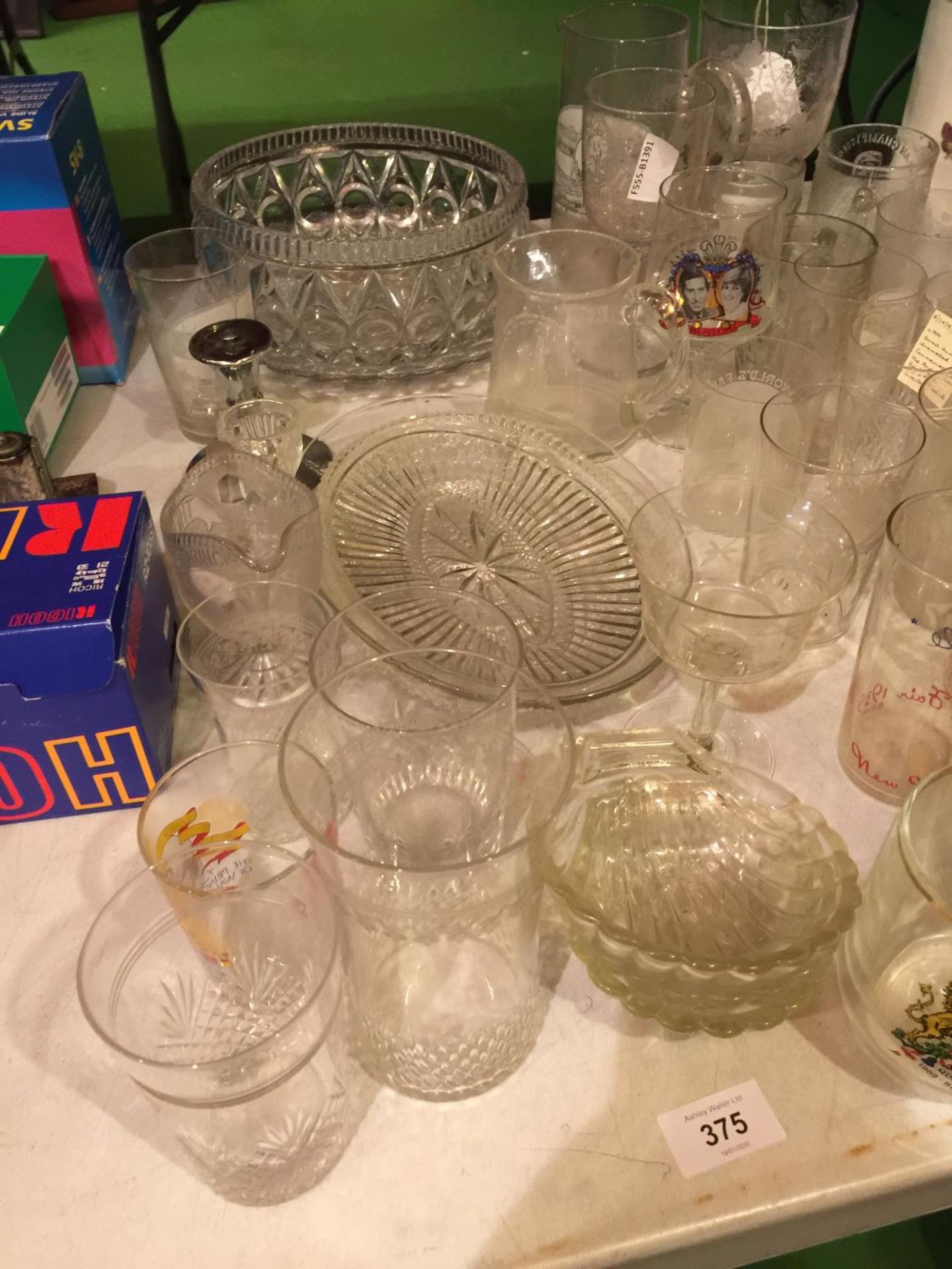 A QUANTITY OF GLASSWARE TO INCLUDE, BOWLS, JUGS, TUMBLERS AND TANKARDS, ETC - Image 2 of 4