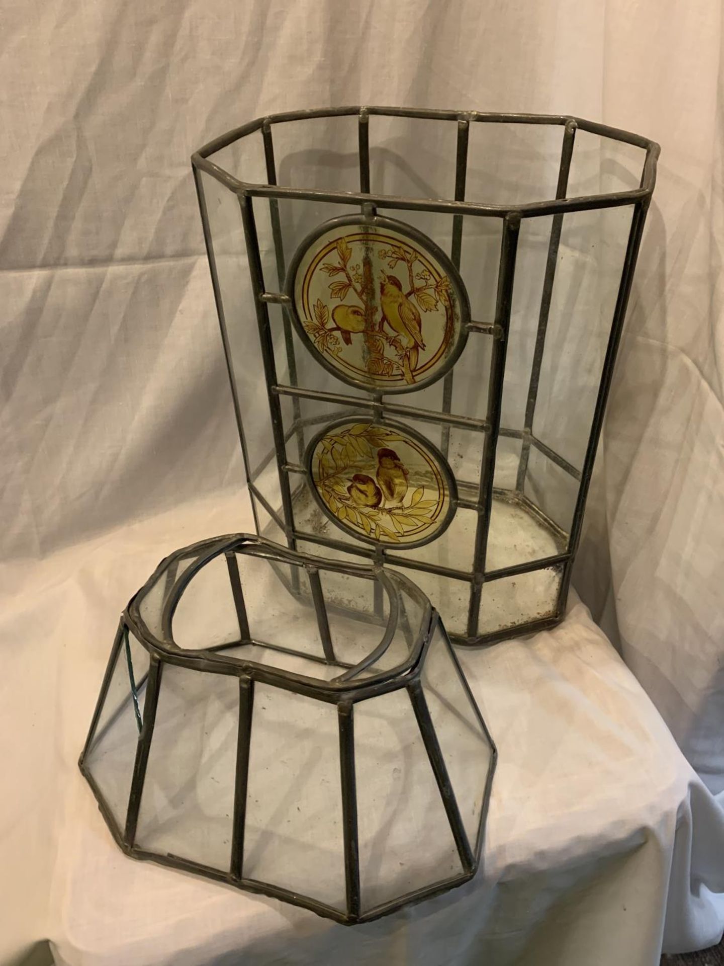 A LEADED GLASS TERRARIUM WITH DECORATIVE CIRCULAR BIRD DESIGN PANELS