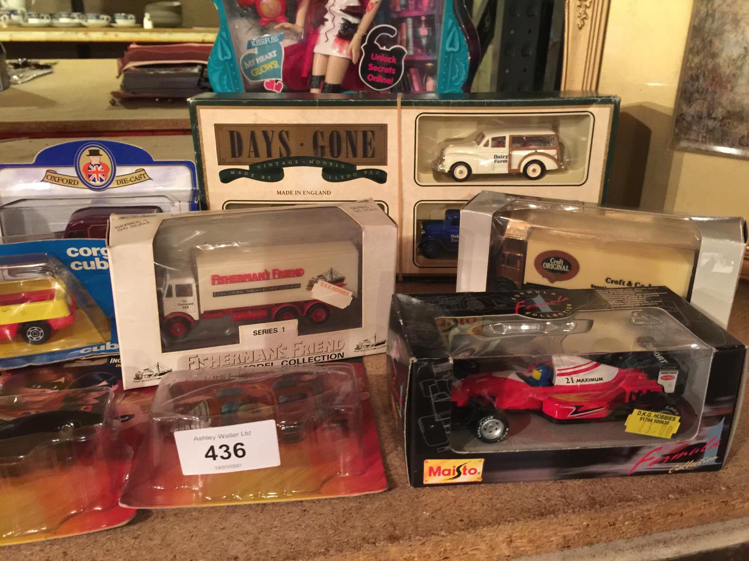 A QUANTITY OF BOXED CARS TO INCLUDE, INCREDIBLES, LLEDO VINTAGE MODELS, A BOXED REMOTE CONTROL CRANE - Bild 4 aus 4