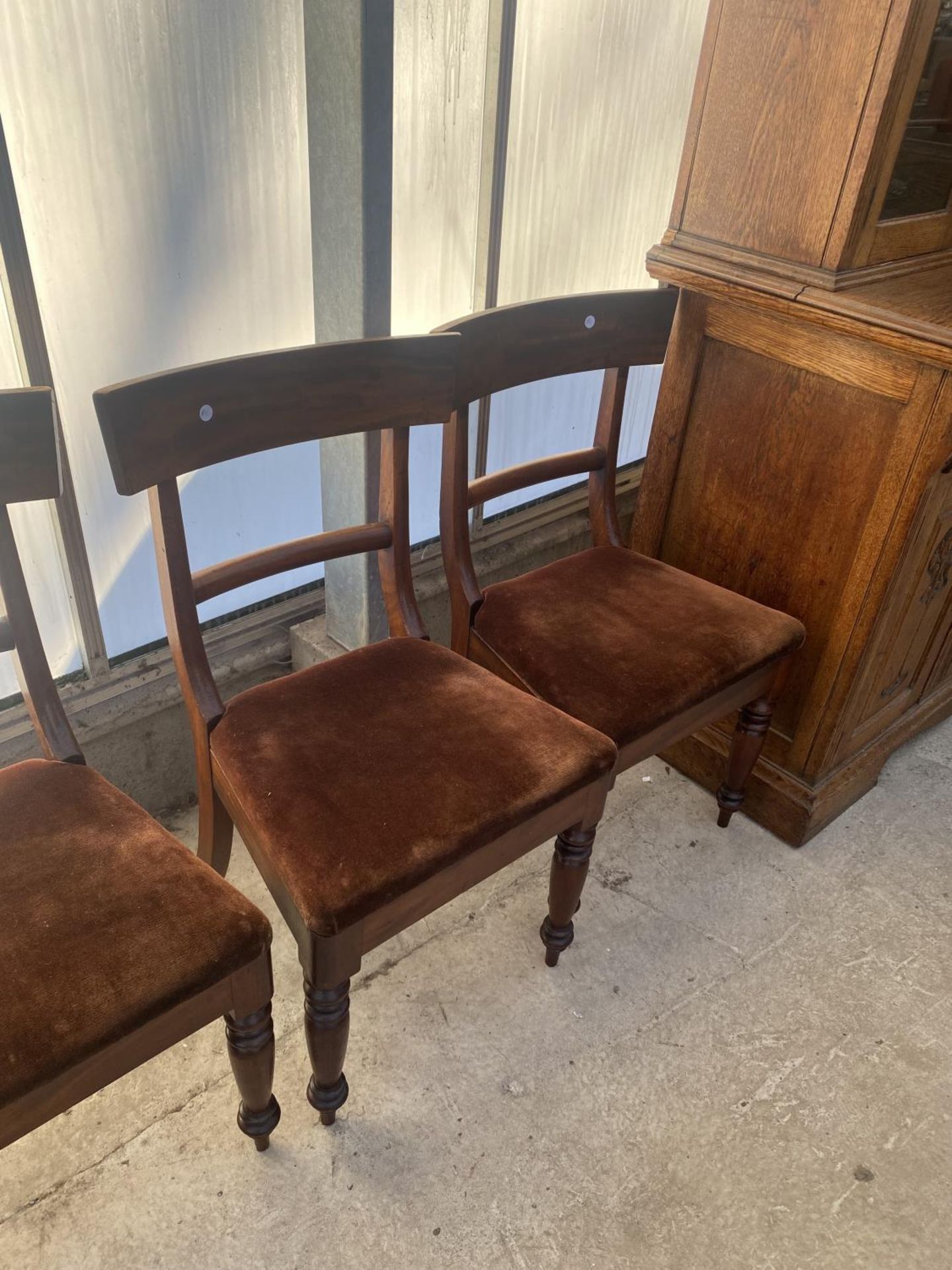 A SET OF SIX VICTORIAN BAR BACK DINING CHAIRS ON TURNED FRONT LEGS - Image 4 of 6