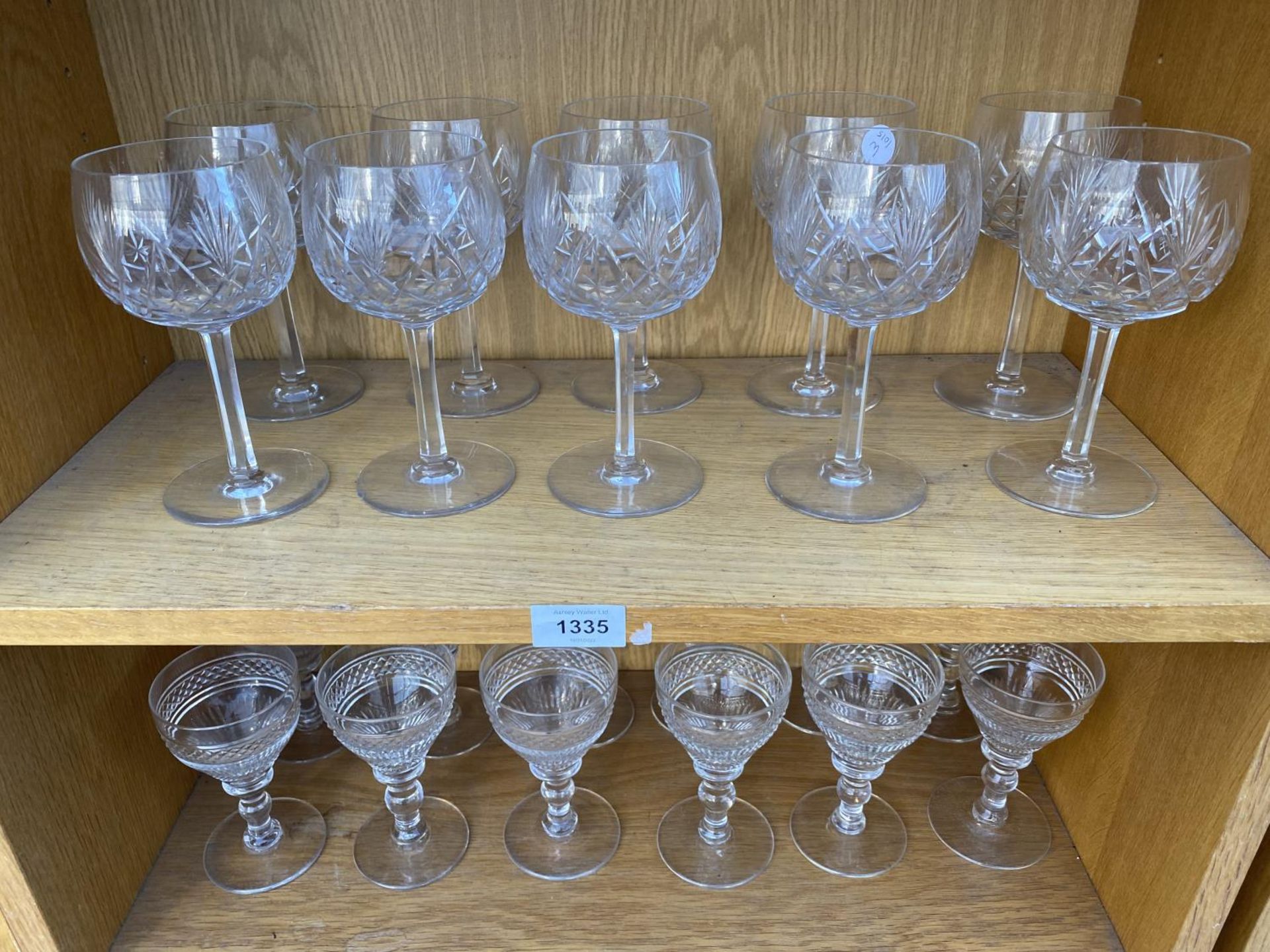 AN ASSORTMENT OF GLASS WARE TO INCLUDE CUT WINE GLASSES ETC