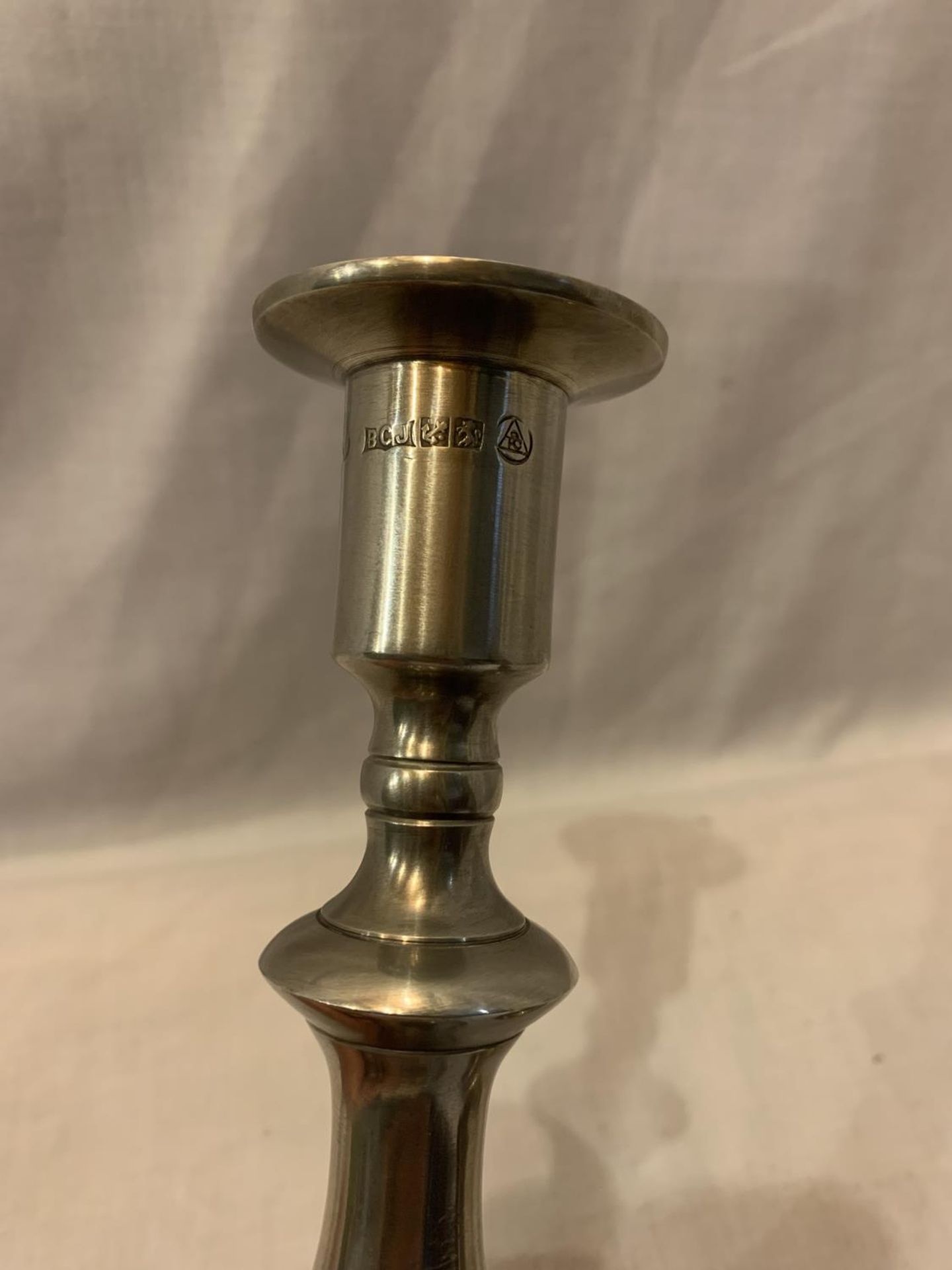 A PAIR OF MARKED PEWTER CANDLESTICKS HEIGHT 20CM - Image 2 of 4