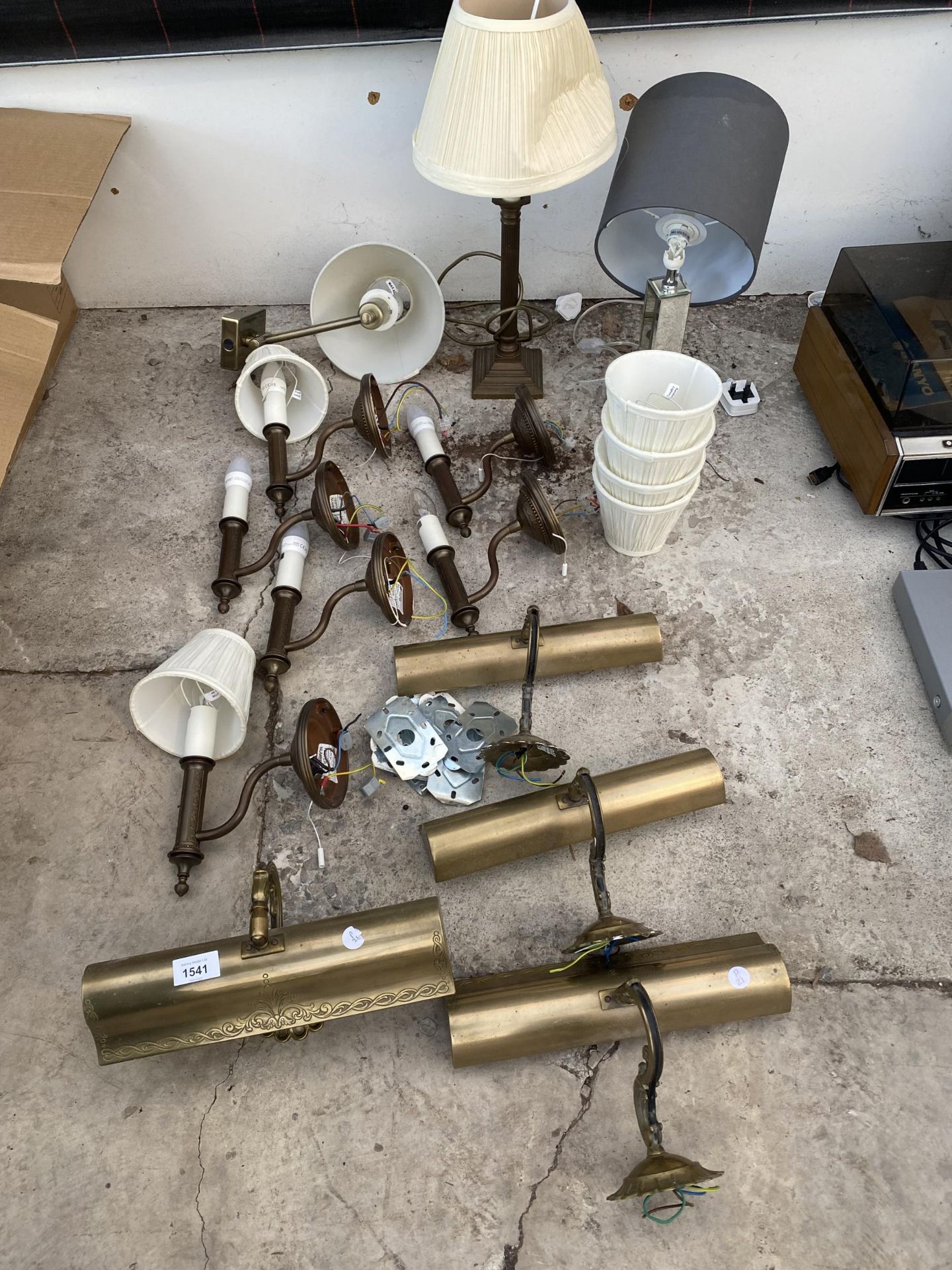 AN ASSORTMENT OF VARIOUS LIGHT FITTINGS AND LAMPS