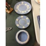 THREE PIECES OF WEDGWOOD JASPER WARE TO INCLUDE A 1981 CHRISTMAS PLATE, A LARGER PLATE AND A TRINKET