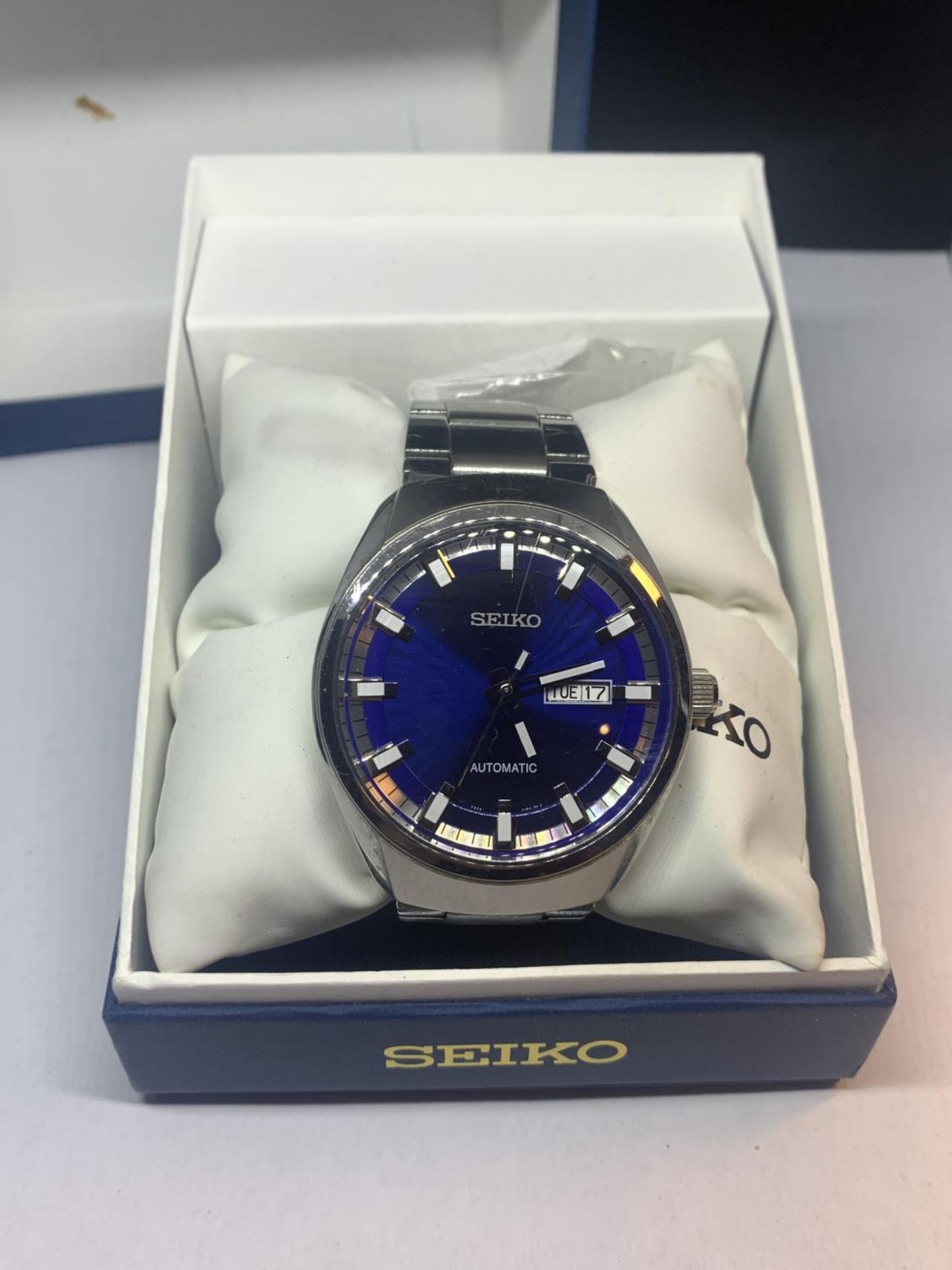 A BOXED SEIKO AUTOMATIC WRISTWATCH SEEN WORKING BUT NO WARRANTY