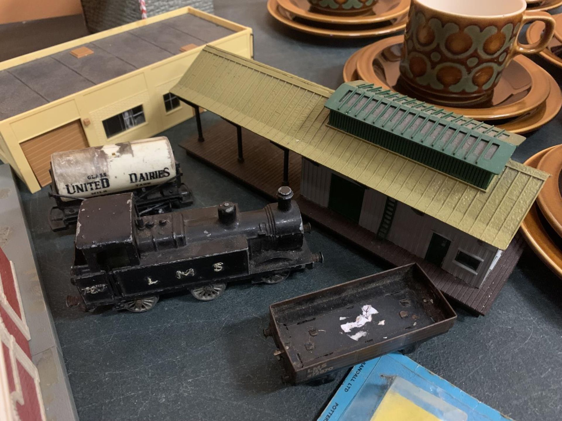 A NUMBER OF MODEL TRAIN ITEMS TO INCLUDE TRAIN STATION PLATFROMS, A BRIDGE AND PASSENGERS - Image 3 of 5