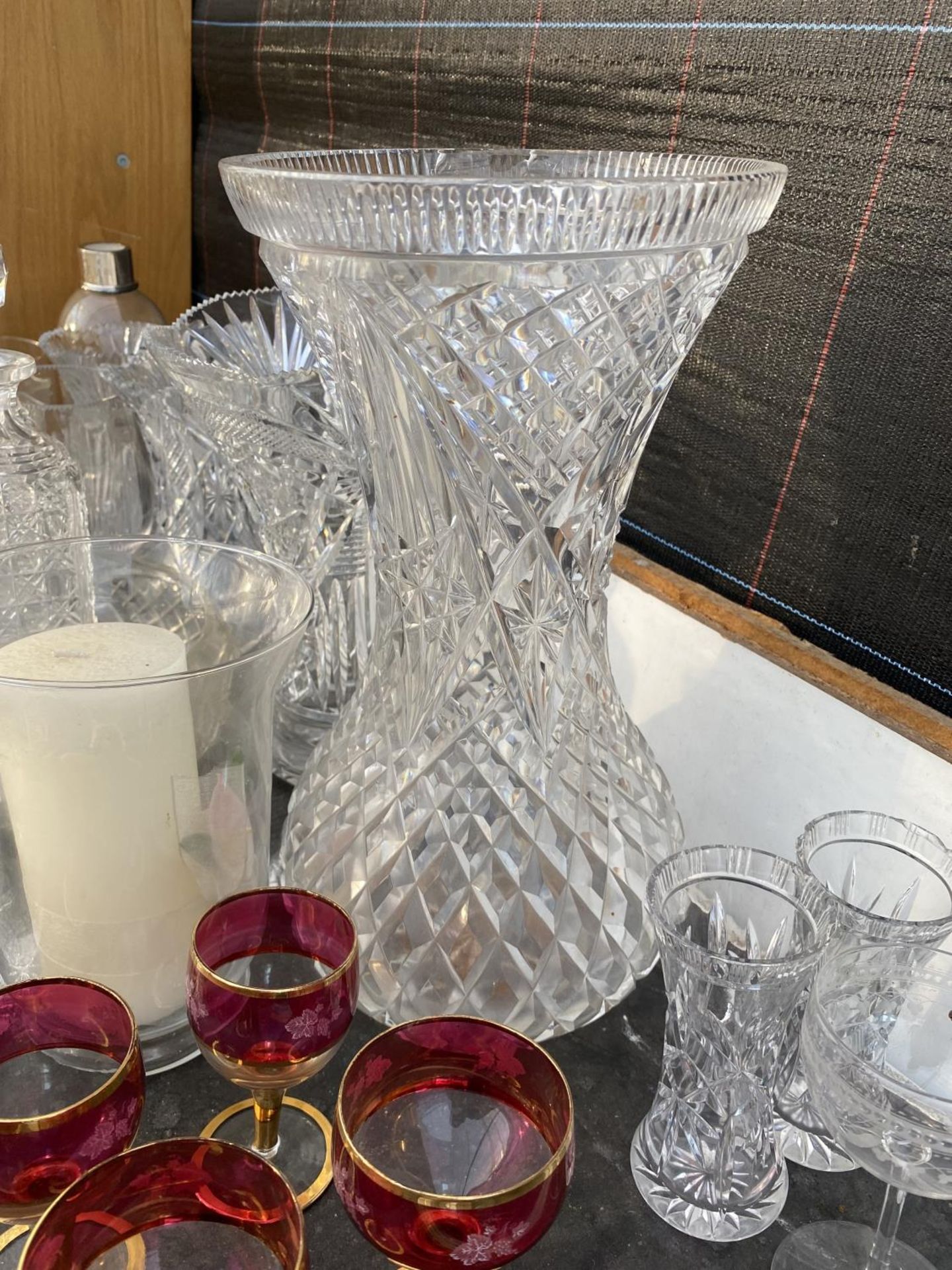 A LARGE ASSORTMENT OF GLASS WARE TO INCLUDE DECANTORS, LARGE CUT GLASS VASES AND SHERRY GLASSES ETC - Image 6 of 6