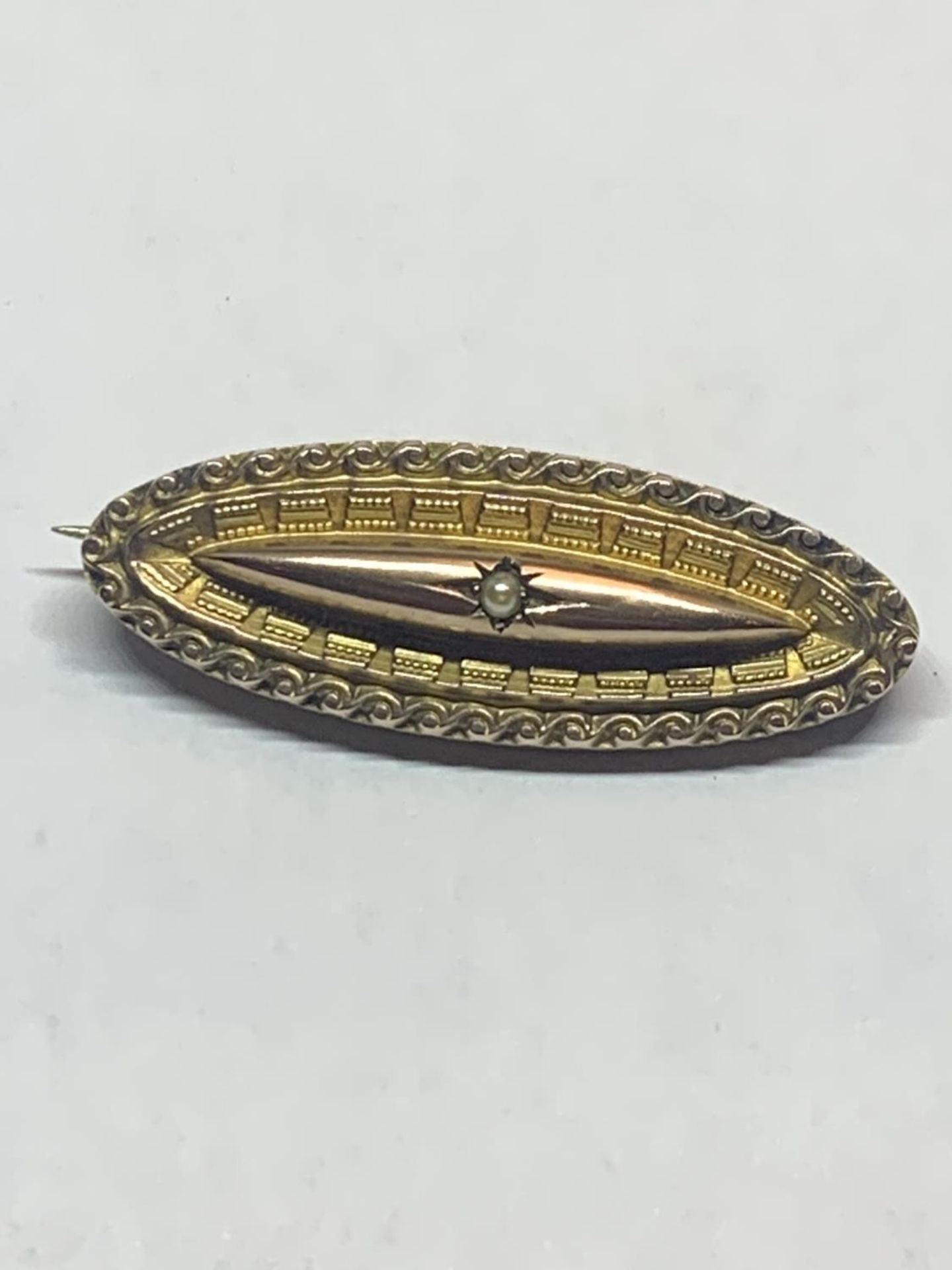 A VICTORIAN 9 CARAT GOLD BROOCH WITH CENTRAL SEED PEARL IN A PRESENTATION BOX