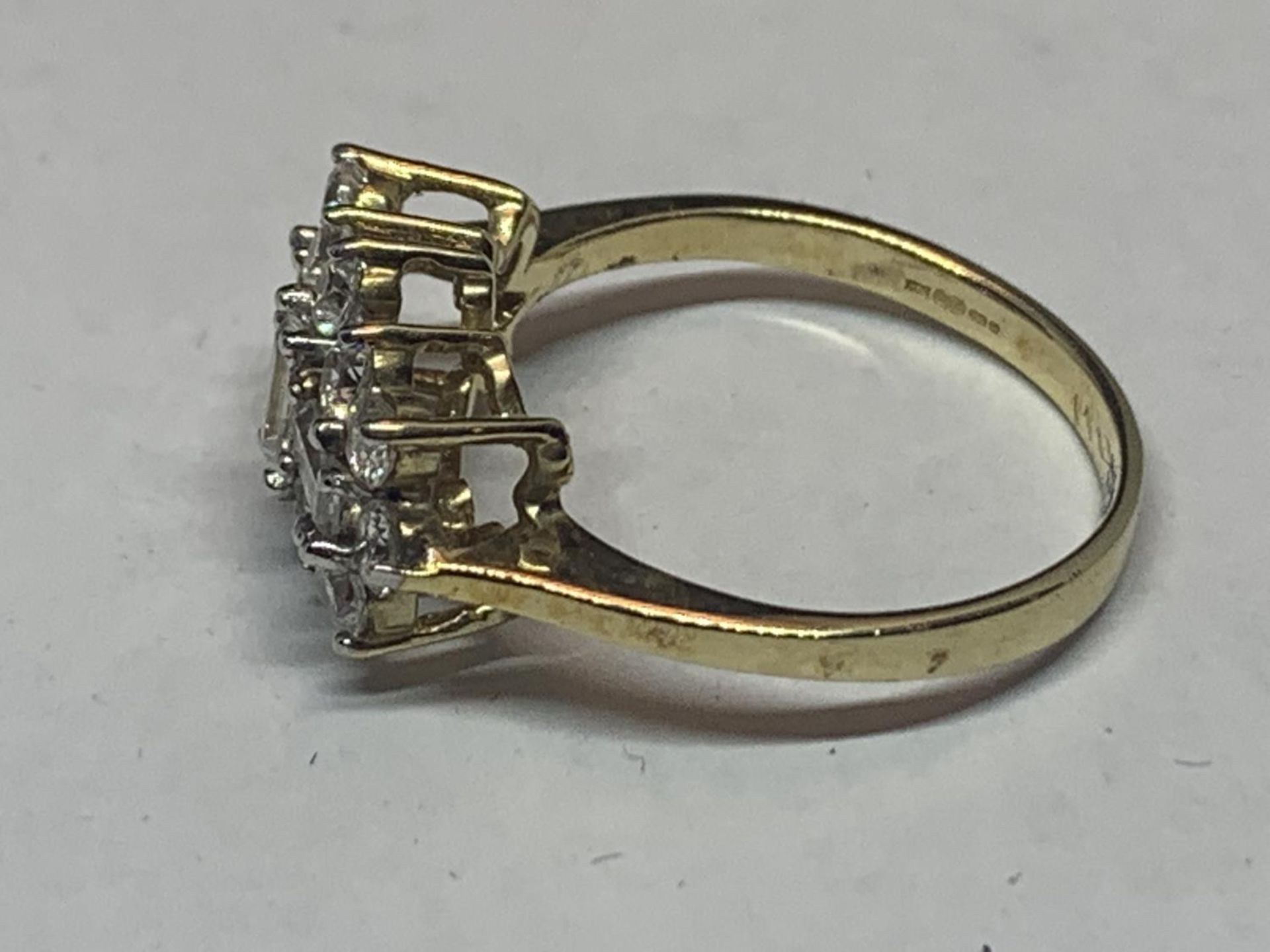 A 9 CARAT GOLD RING WITH CLEAR STONES SIZE N/O GROSS WEIGHT 3 GRAMS IN A PRESENTATION BOX - Image 2 of 4