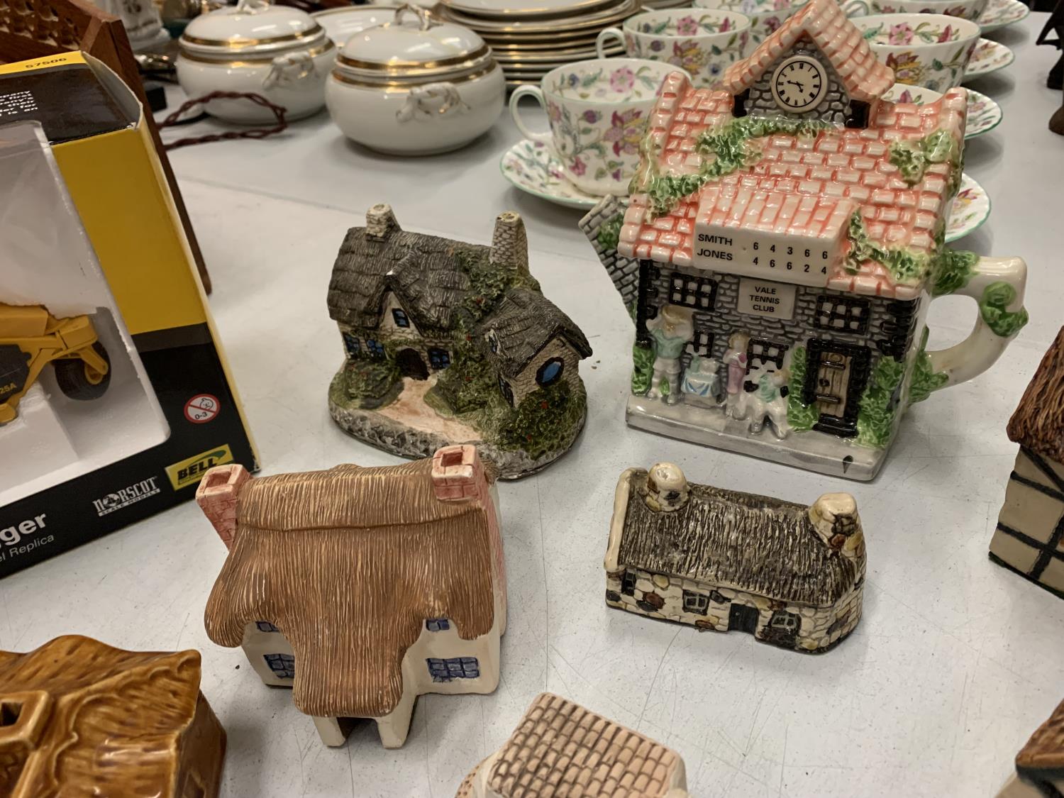 A QUANTITY OF SMALL COLLECTABLE COTTAGES TO INCLUDE A LEONARDO CRICKET PAVILLION TEAPOT - Bild 5 aus 7