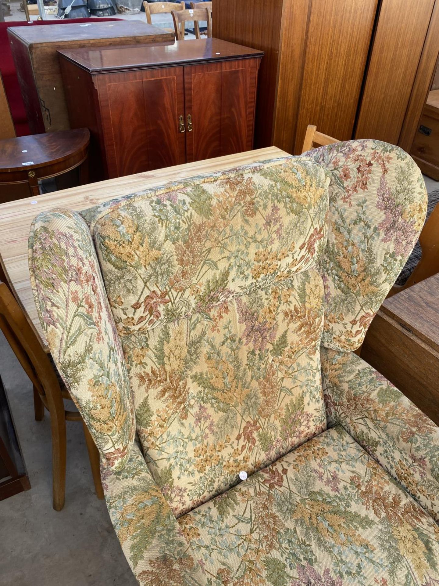 A WINGED PARKER KNOLL STYLE FIRESIDE CHAIR - Image 2 of 3