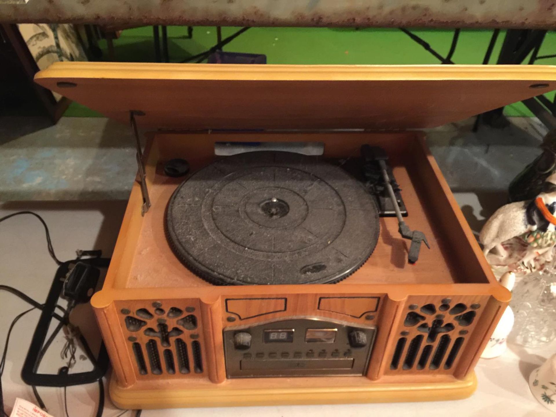 A VINTAGE STYLE MODERN CASED RECORD PLAYER INCORPORATING A CD AND A RADIO - Image 3 of 3