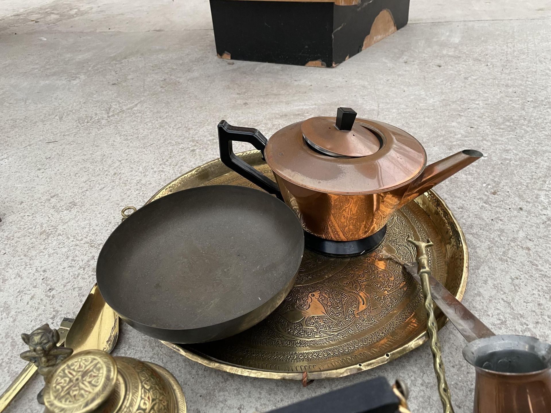 AN ASSORTMENT OF BRASS AND COPPER TO INCLUDE A COPPER KETTLE, A BRASS CHARGER AND HORSE BRASSES ETC - Image 2 of 2