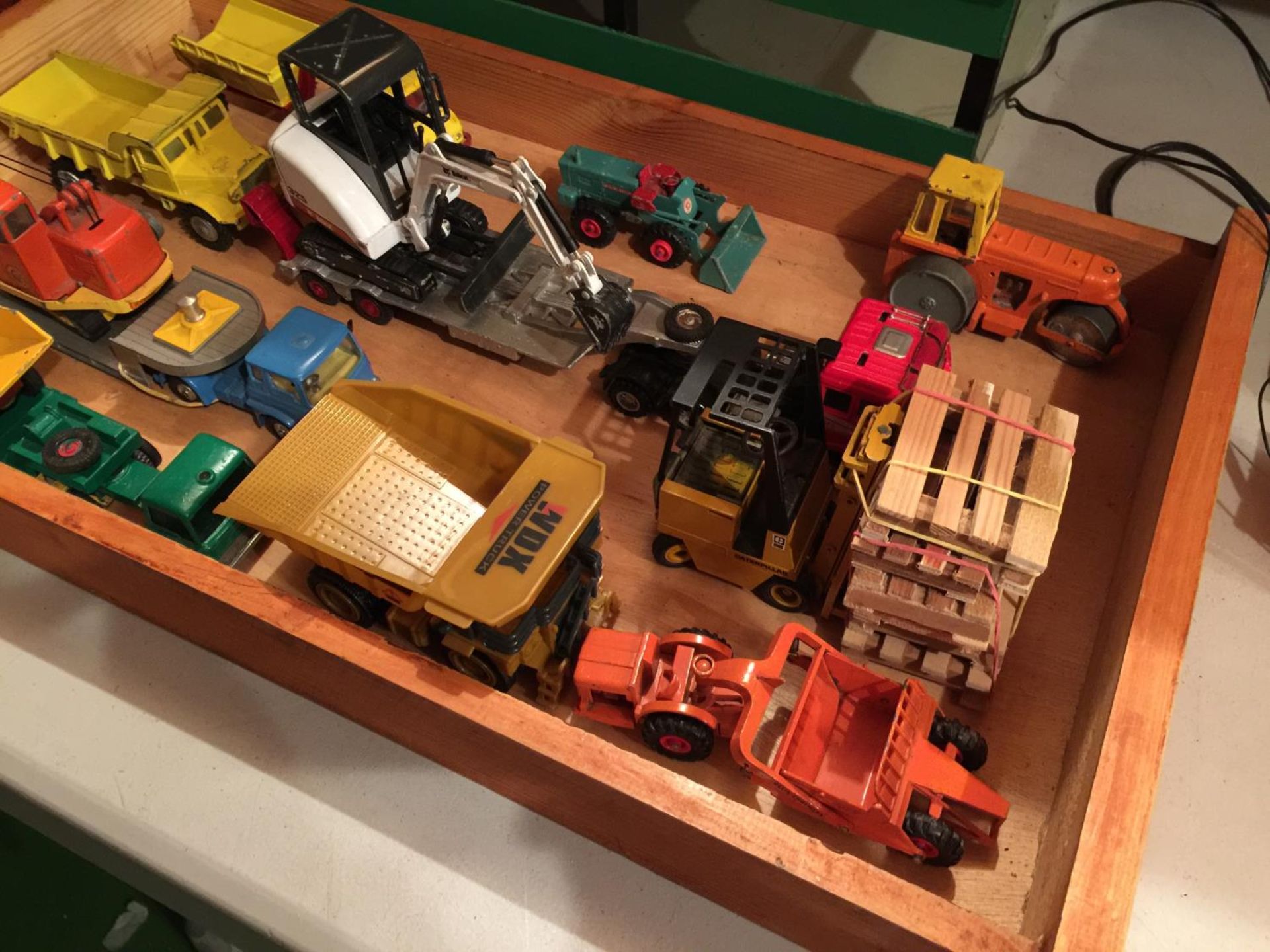 VARIOUS UNBOXED CONSTRUCTION MODELS COMPRISING OF A LARGE BUILDING, DUMPER TRUCK, BULL DOZER, LOW - Image 3 of 3