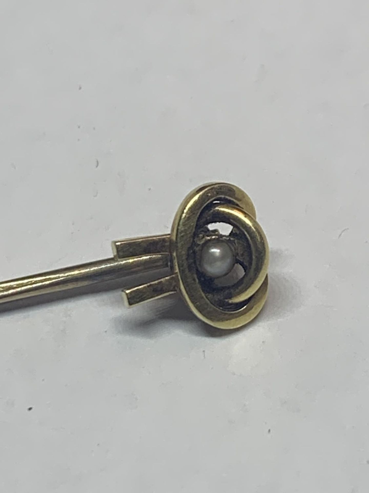 A VICTORIAN 15 CARAT GOLD STICK PIN WITH SEED PEARL IN A PRESENTATION BOX - Image 2 of 2