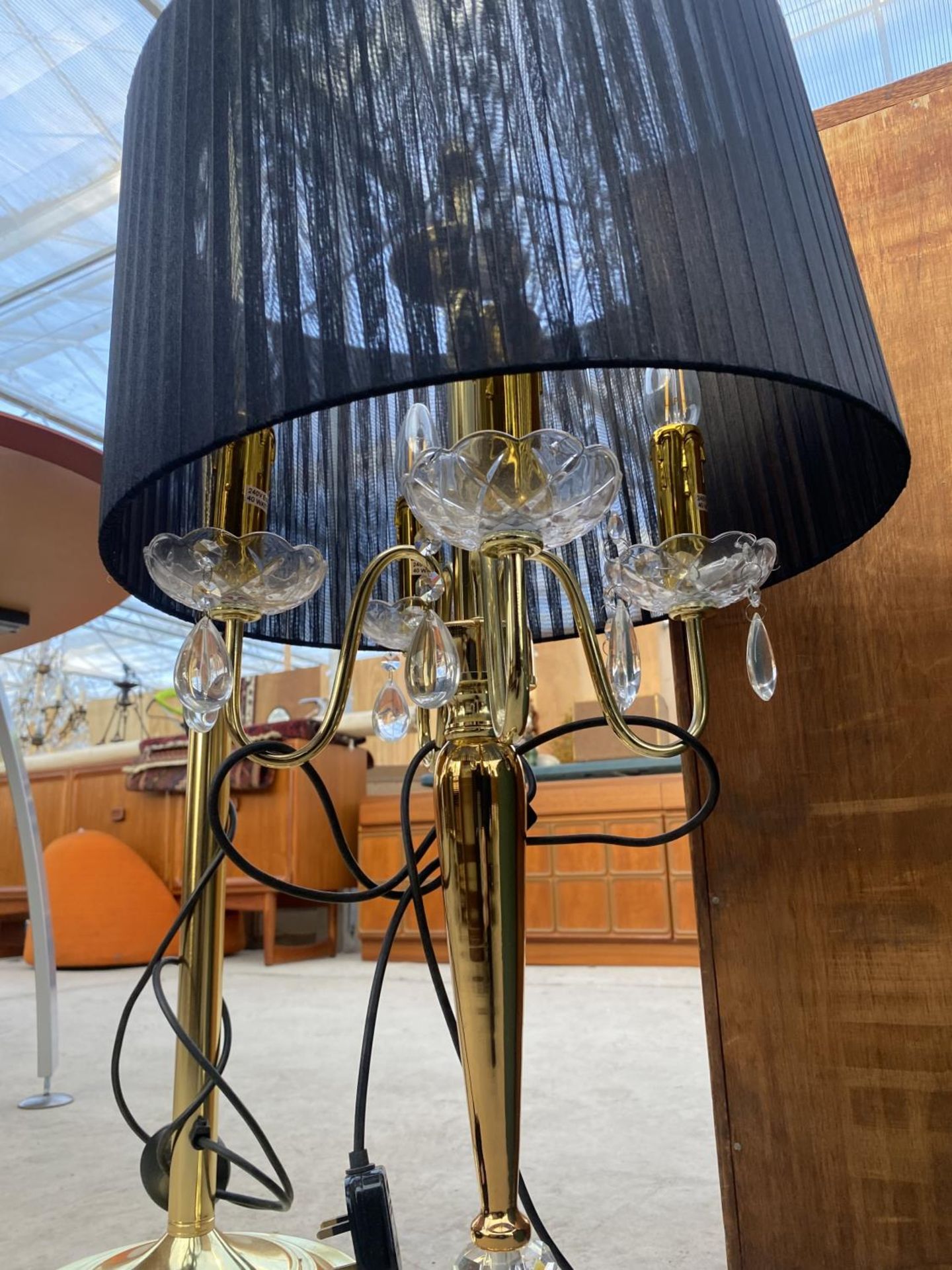 A MODERN STANDARD LAMP WITH GLASS DROPPERS AND SIMILAR TABLE LAMP - Image 4 of 5