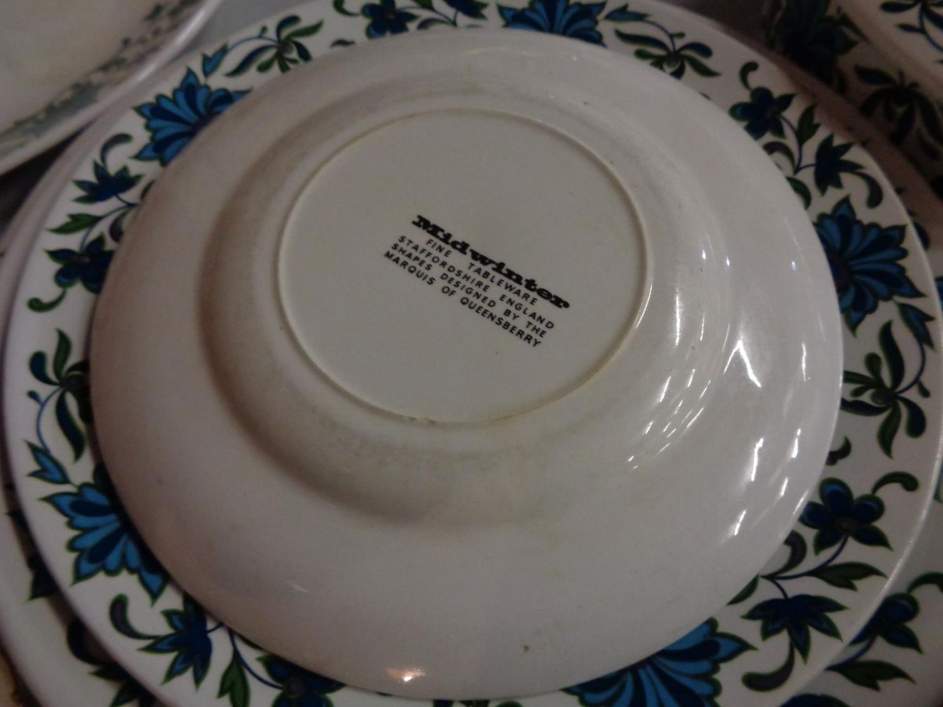 A SELECTION OF DINNERWARE TO INCLUDE A SERVING PLATTER, LIDDED DISH, PLATES, BOWLS AND SIDE PLATES - Image 2 of 4