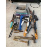 AN ASSORTMENT OF VINTAGE TOOLS TO INCLUDE HAMMERS, SCREW DRIVERS AND SHEARS ETC