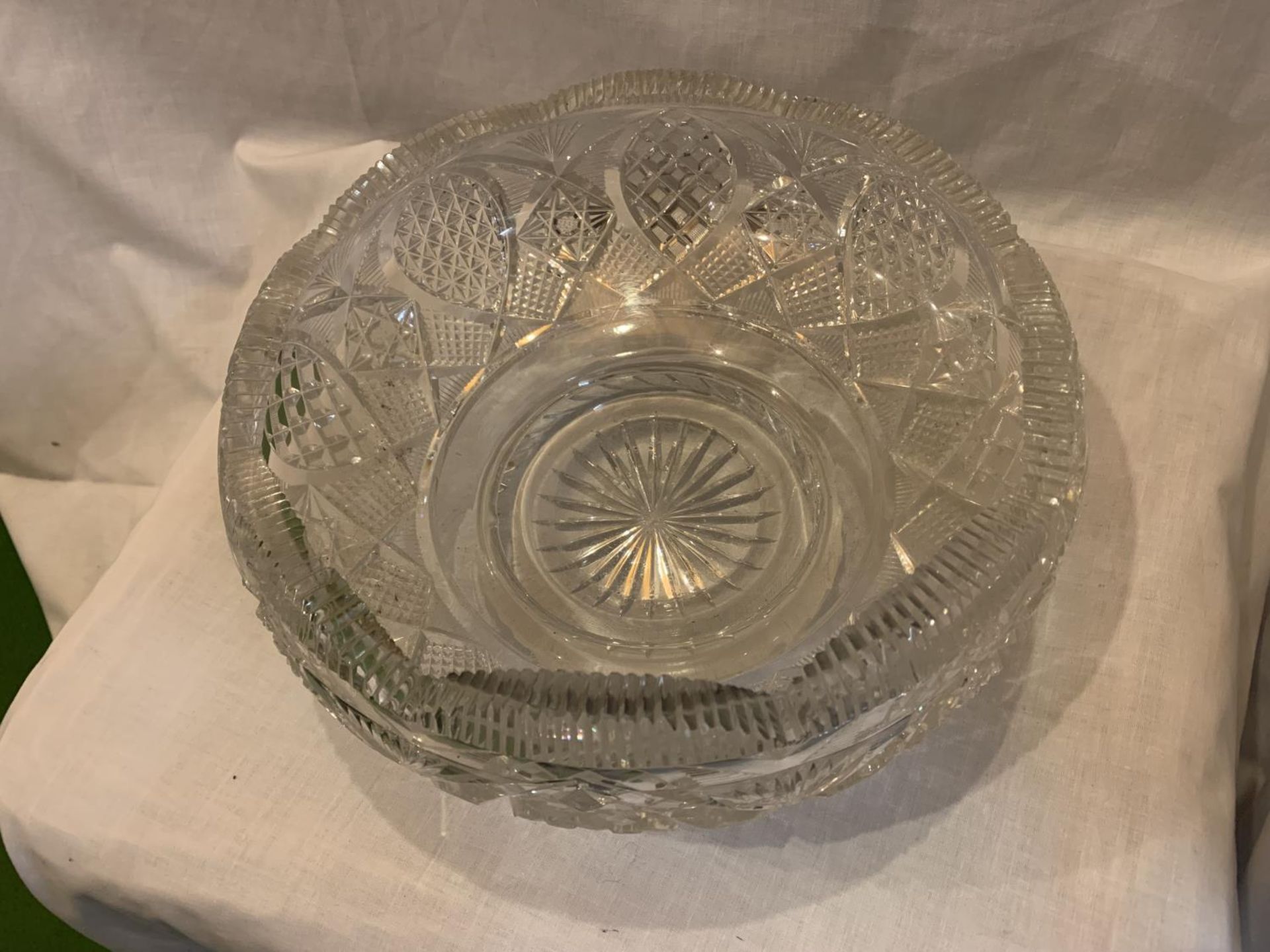 A LARGE HEAVY CUT GLASS BOWL DIAMETER: 29CM - Image 2 of 3