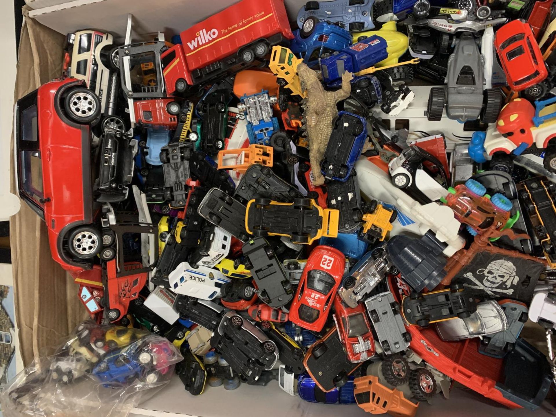 A LARGE BOX OF TOY VEHICLES TO INCLUDE MONSTER TRUCKS, SPORTS CARS, LORRIES ETC - Image 3 of 4