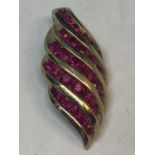 A 9 CARAT GOLD PENDANT MARKED 375 WITH DEEP PINK STONES IN A TWIST DESIGN GROSS WEIGHT 2.3 GRAMS