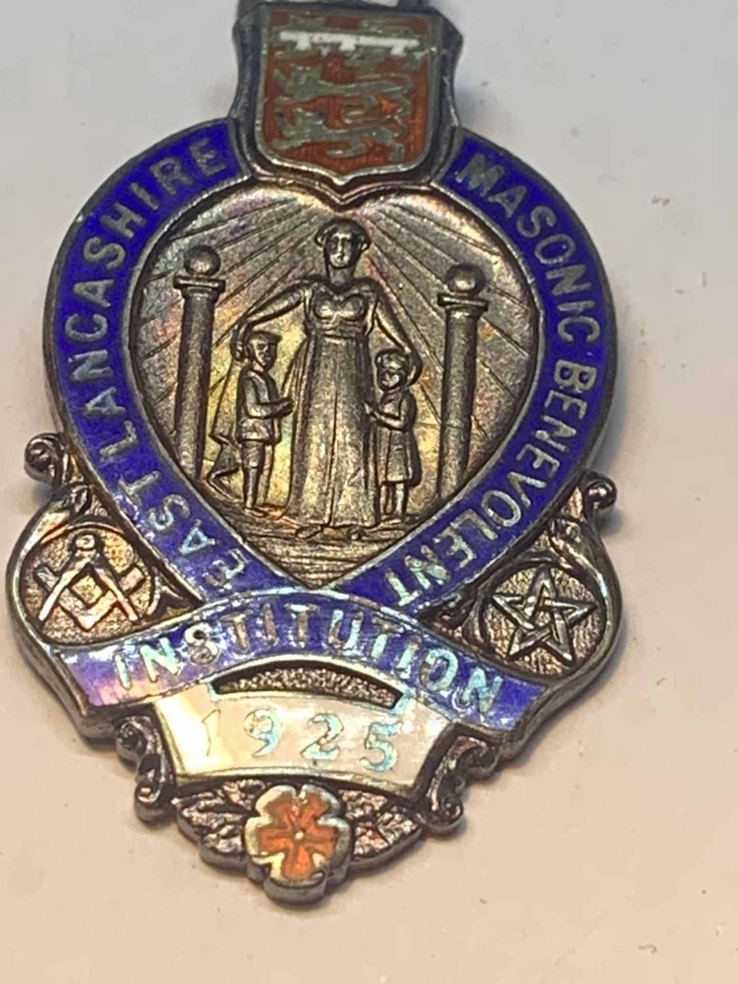 A HALLMARKED BIRMINGHAM SILVER 1925 MASONIC MEDAL ON A CHAIN - Image 2 of 3