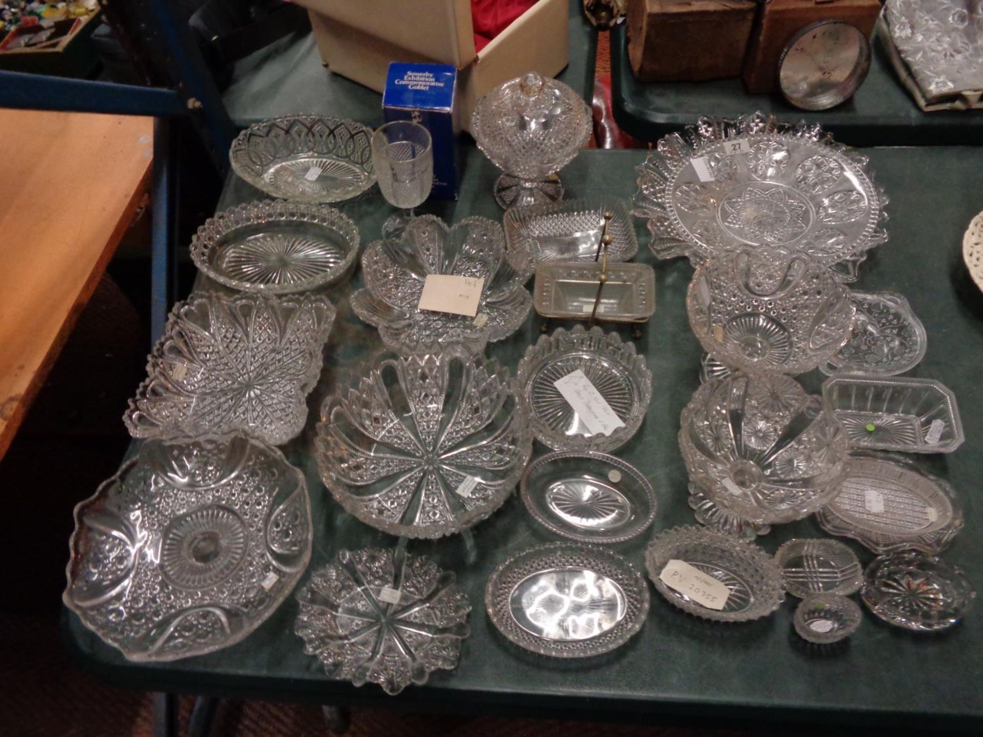 A LARGE SELECTION OF CLEAR GLASSWARE BOWLS, TRINKET DISHES AND A CAKE STAND