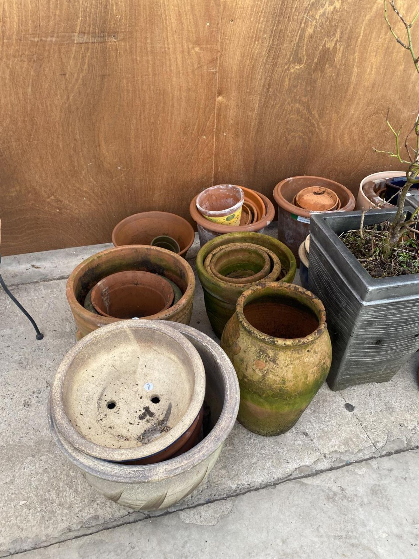 A LARGE ASSORTMENT OF GARDEN PLANTERS TO INCLUDE A NUMBER OF TERRACOTTA EXAMPLES - Image 2 of 4