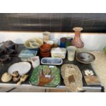 AN ASSORTMENT OF CERAMIC WARE TO INLCUDE WALL PLAQUES AND STUDIO POTTERY EXAMPLES ETC