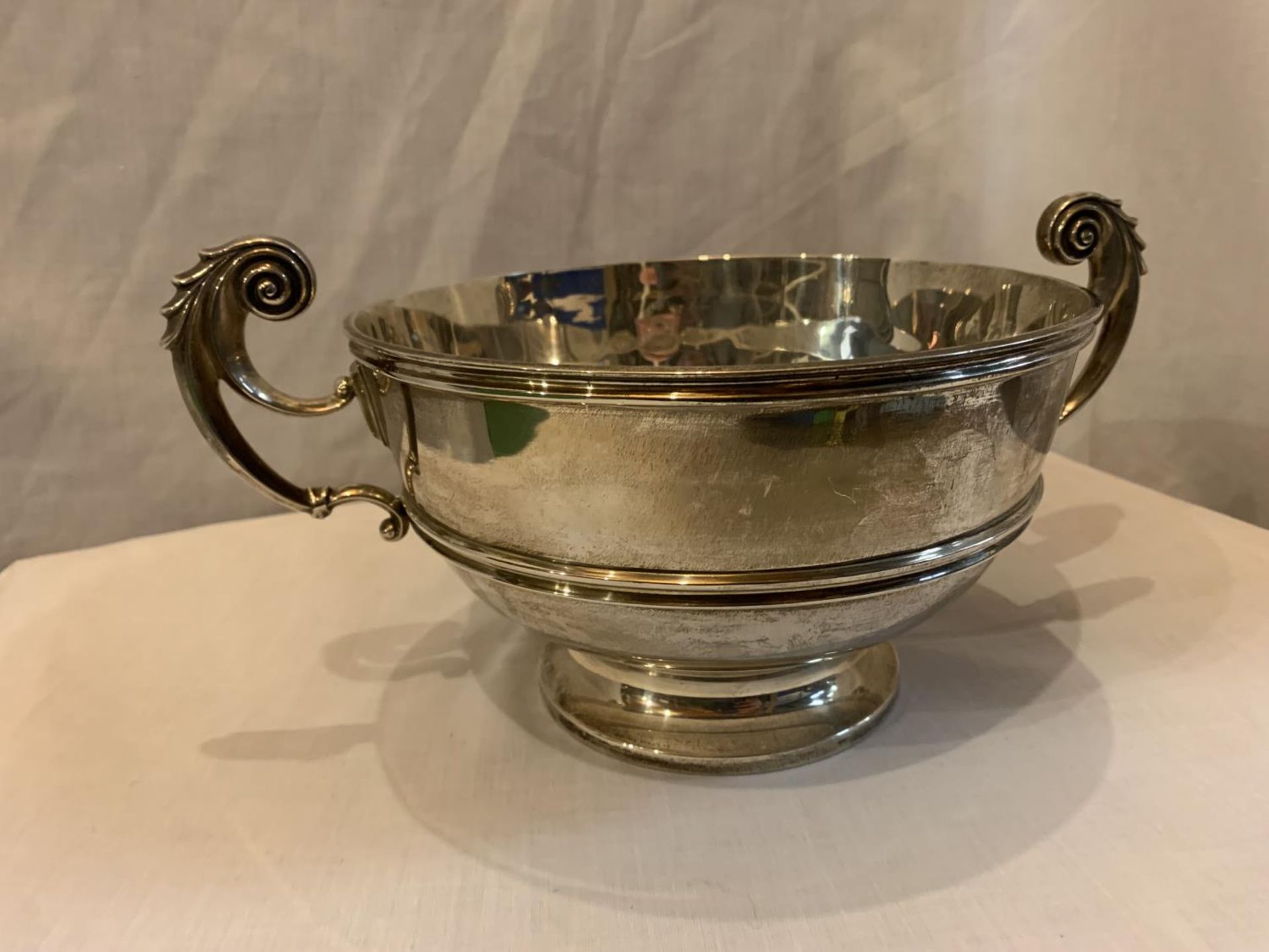 A HALLMARKED LONDON SILVER TWIN HANDLED BOWL GROSS WEIGHT 974 GRAMS - Image 3 of 5