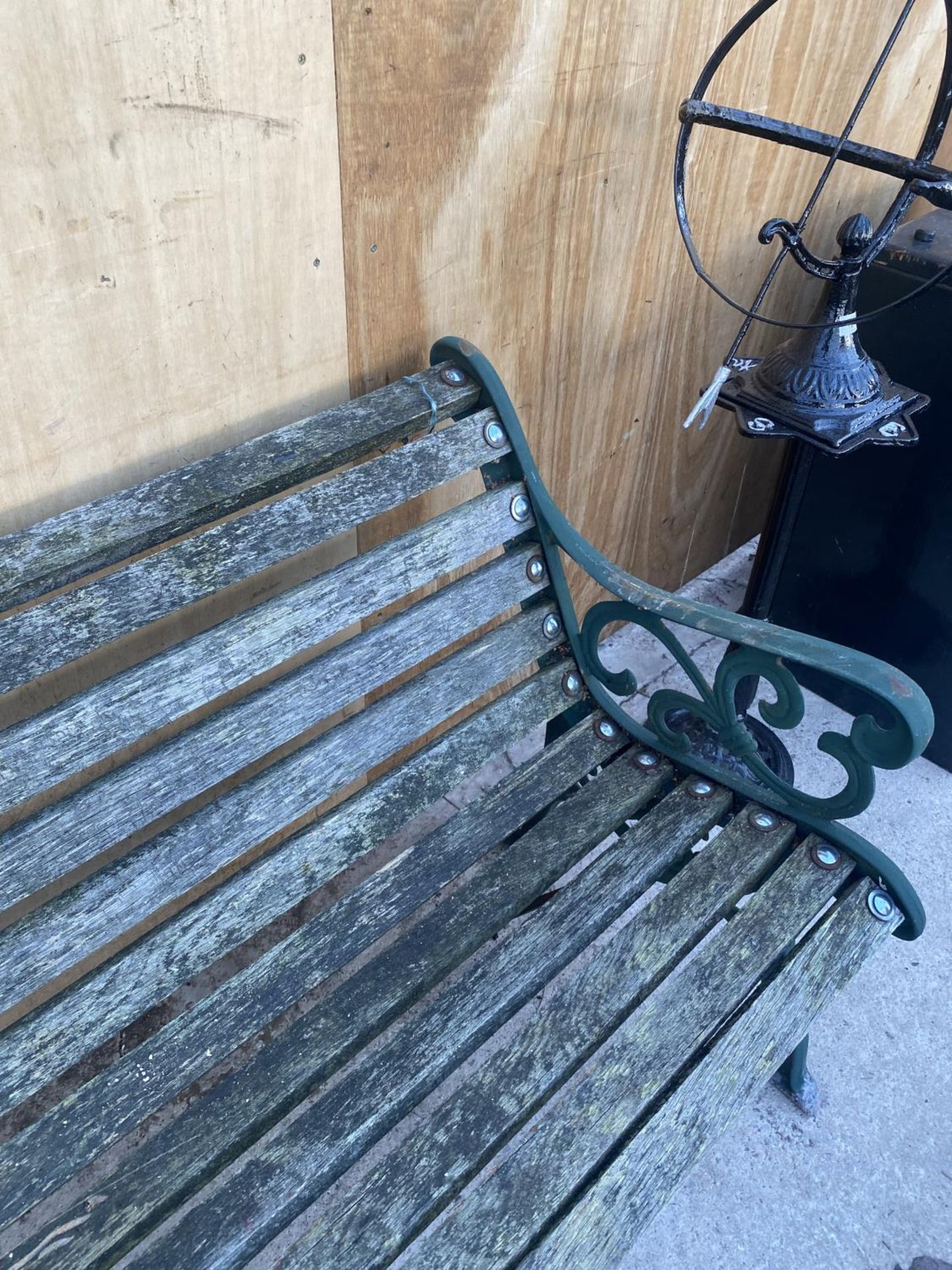 A WOODEN SLATTED GARDEN BENCH WITH CAST BENCH ENDS - Image 4 of 4