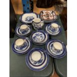 A QUANTITY OF BLUE AND WHITE ORIENTAL STYLE PATTERNED CUPS, SAUCERS, PLATES, ETC, PLUS A HANDPAINTED