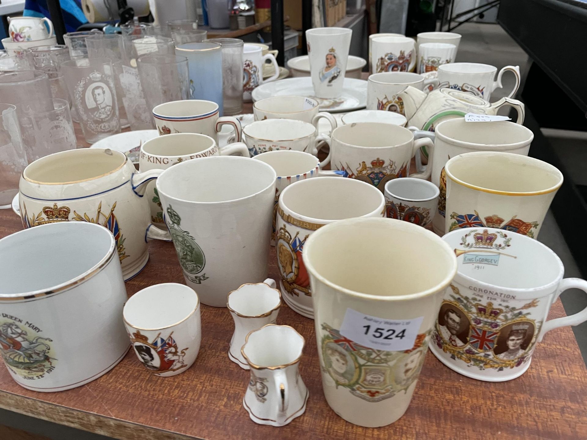 A LARGE COLLECTION COMEMERATIVE CERAMICS AND GLASS WARE TO INCLUDE CUPS, PLATES AND WATER GLASSES - Image 2 of 4