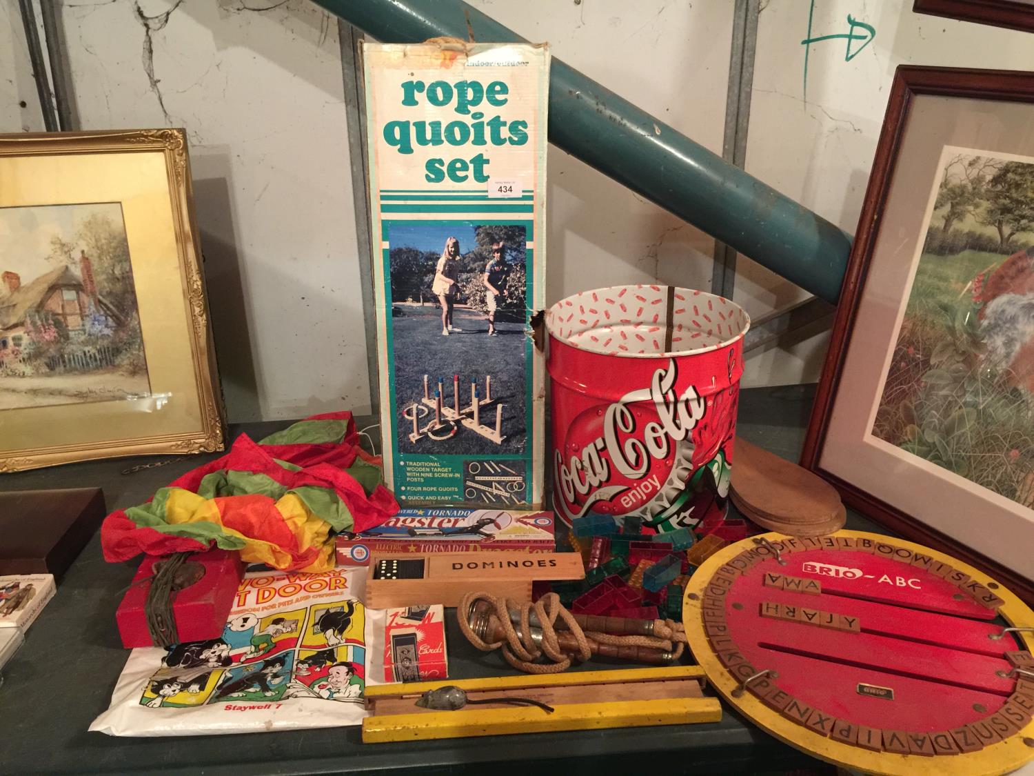 A COLLECTION OF VINTAGE TOYS TO NCLUDE, A QUOITS SET, DOMINOES, BUILDING BRICKS, A KITE, ETC