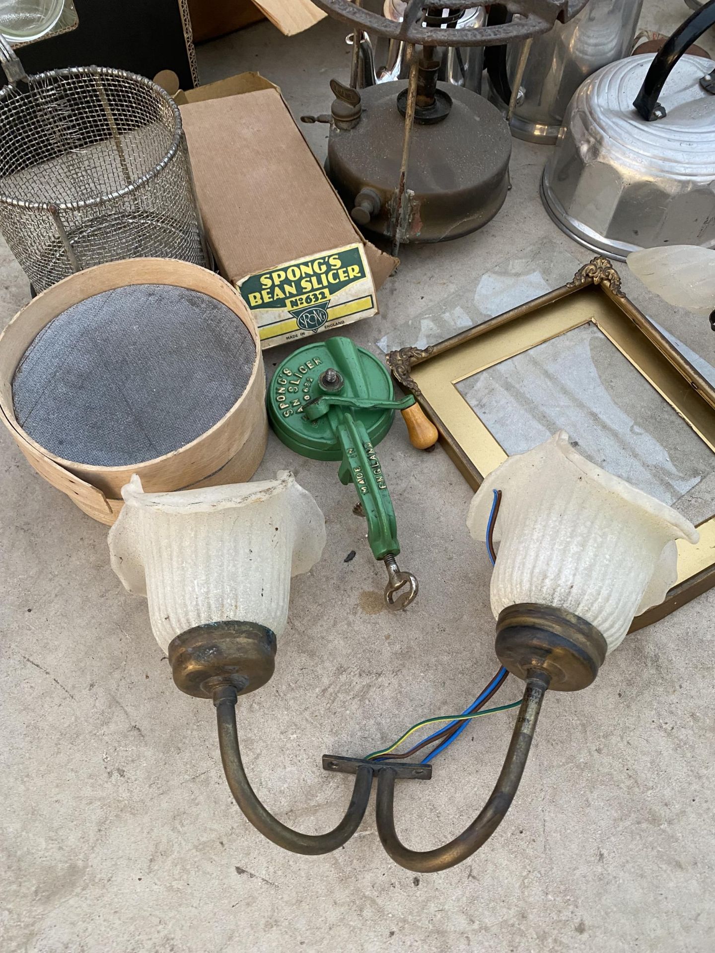AN ASSORTMENT OF ITEMS TO INCLIUDE A VINTAGE BEAN SLICER, A VINTAGE CAMPING CSTOVE AND A PARAFIN - Image 2 of 4