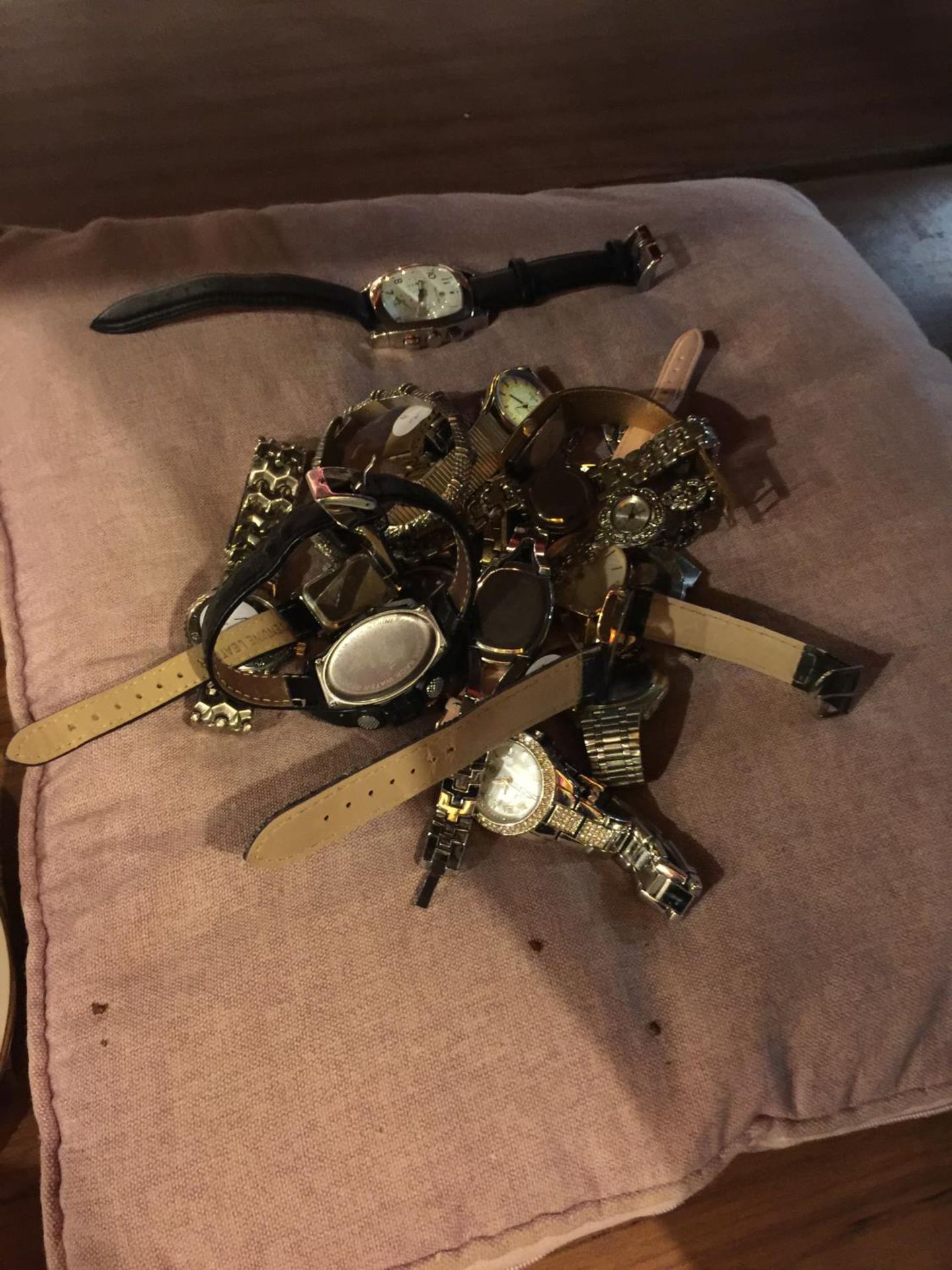 A QUANTITY OF WATCHES ON A CUSHION TO INCLUDE, LIMIT, PULSAR, ETC