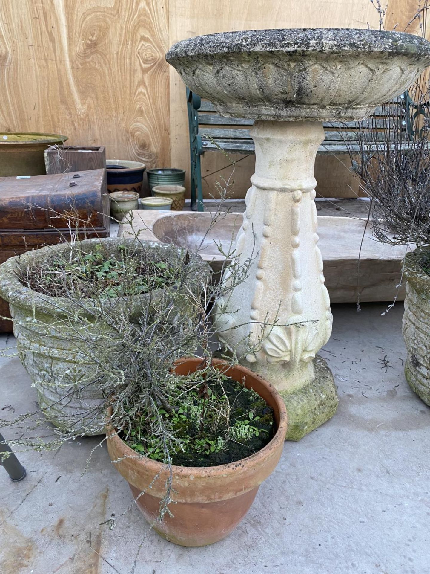 AN ASSORTMENT OF GARDEN ITEMS TO INCLUDE A RECONSTITUTED STONE BIRD BATH, AND A PAIR OF PLANTERS - Image 2 of 3