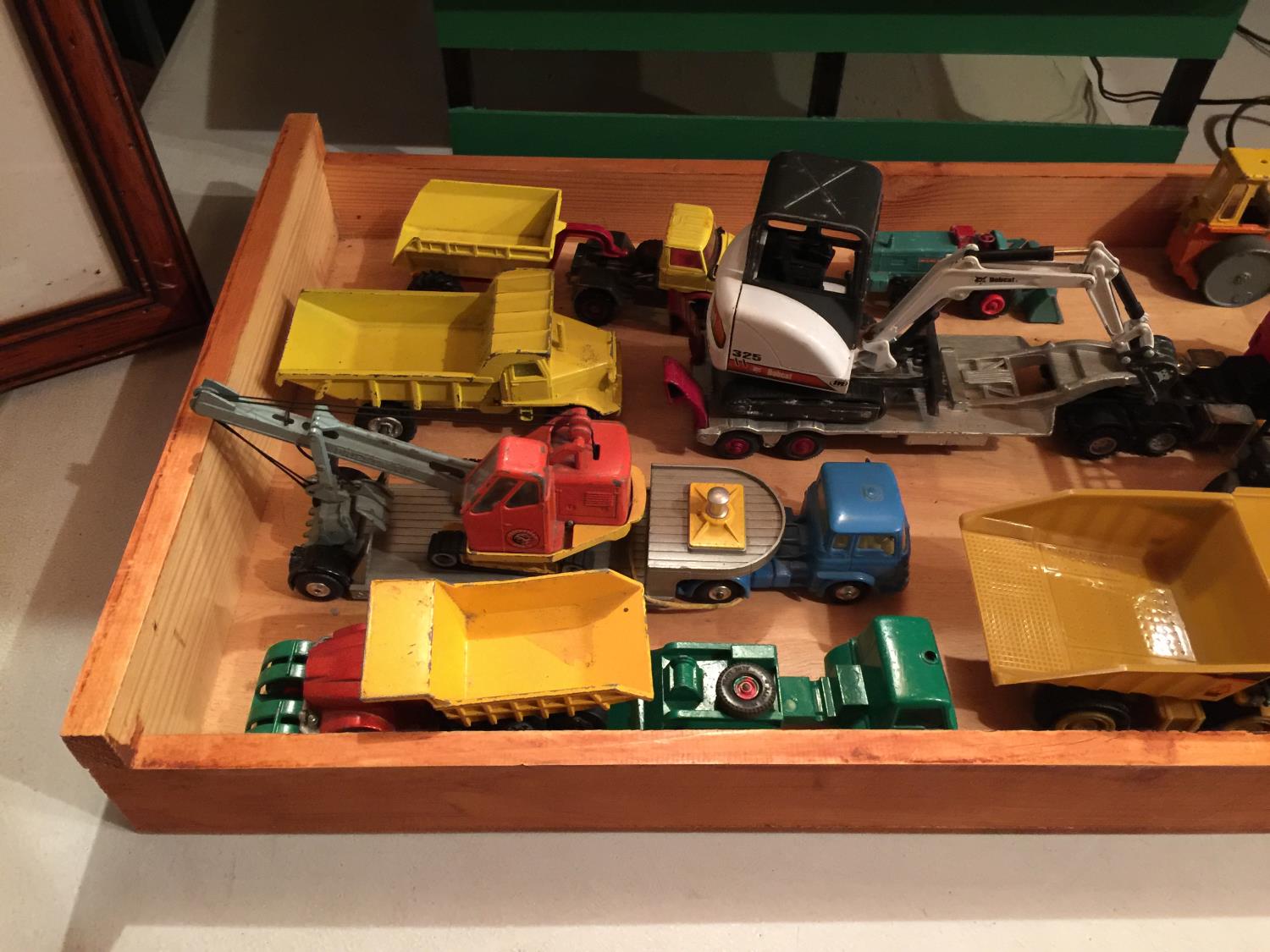 VARIOUS UNBOXED CONSTRUCTION MODELS COMPRISING OF A LARGE BUILDING, DUMPER TRUCK, BULL DOZER, LOW - Bild 2 aus 3