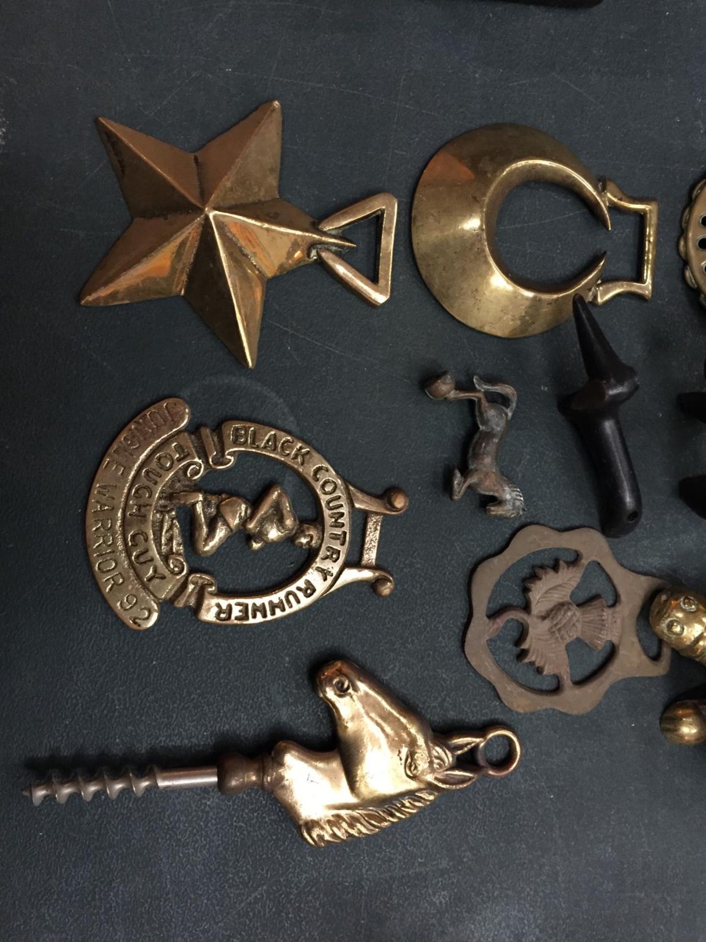 A QUANTITY OF BRASSWARE TO INCLUDE ELEPHANTS, DOGS, SHOES, BRASSES ETC - Image 2 of 4