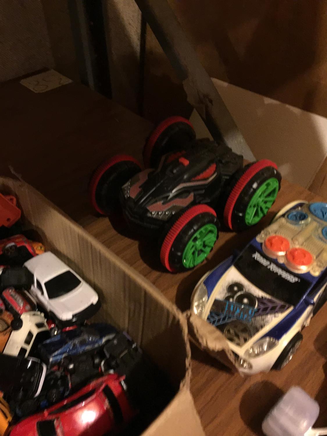 A BOX OF DIECAST PLAYWORN CARS PLUS A LARGE FORK LIFT TRUCK, RACING CAR, ETC - Bild 3 aus 5