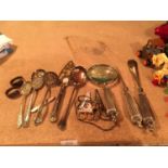 A QUANTITY OF SILVER PLATED ITEMS TO INCLUDE, A MAGNIFYING GLASS, SERVING SPOONS, ETC
