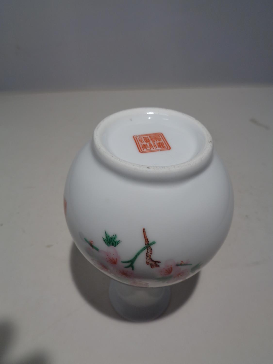 AN ORIENTAL HAND PAINTED VASE SIGNED TO THE BASE - Image 3 of 3