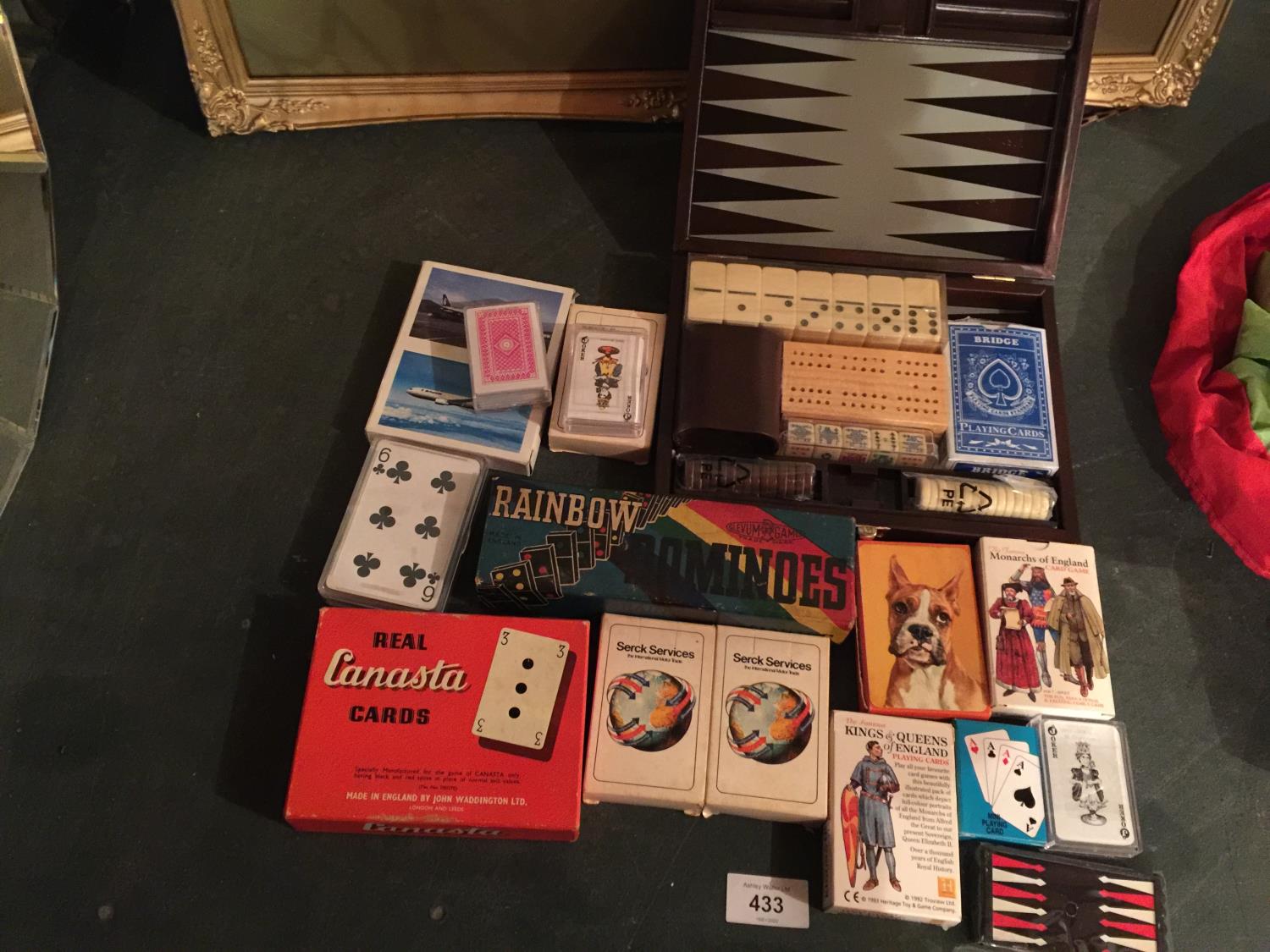 A QUANTITY OF PLAYING CARDS ALSO A BOXED GAMES SET, DOMINOES, ETC - Bild 2 aus 2