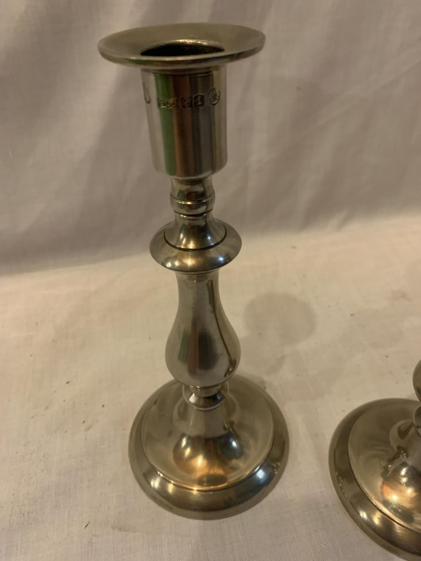 A PAIR OF MARKED PEWTER CANDLESTICKS HEIGHT 20CM - Image 3 of 4