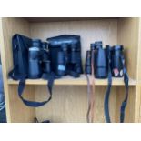 A COLLECTION OF FOUR PAIRS OF BINOCULARS TO INCLUDE WETZLAR 10 X 50 FIELD BINOCULARS ETC