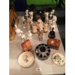 A COLLECTION OF CERAMIC ITEMS TO INCLUDE, STAFFORDSHIRE STYLE FLATBACKS, A HEN CROCK, COTTAGES,