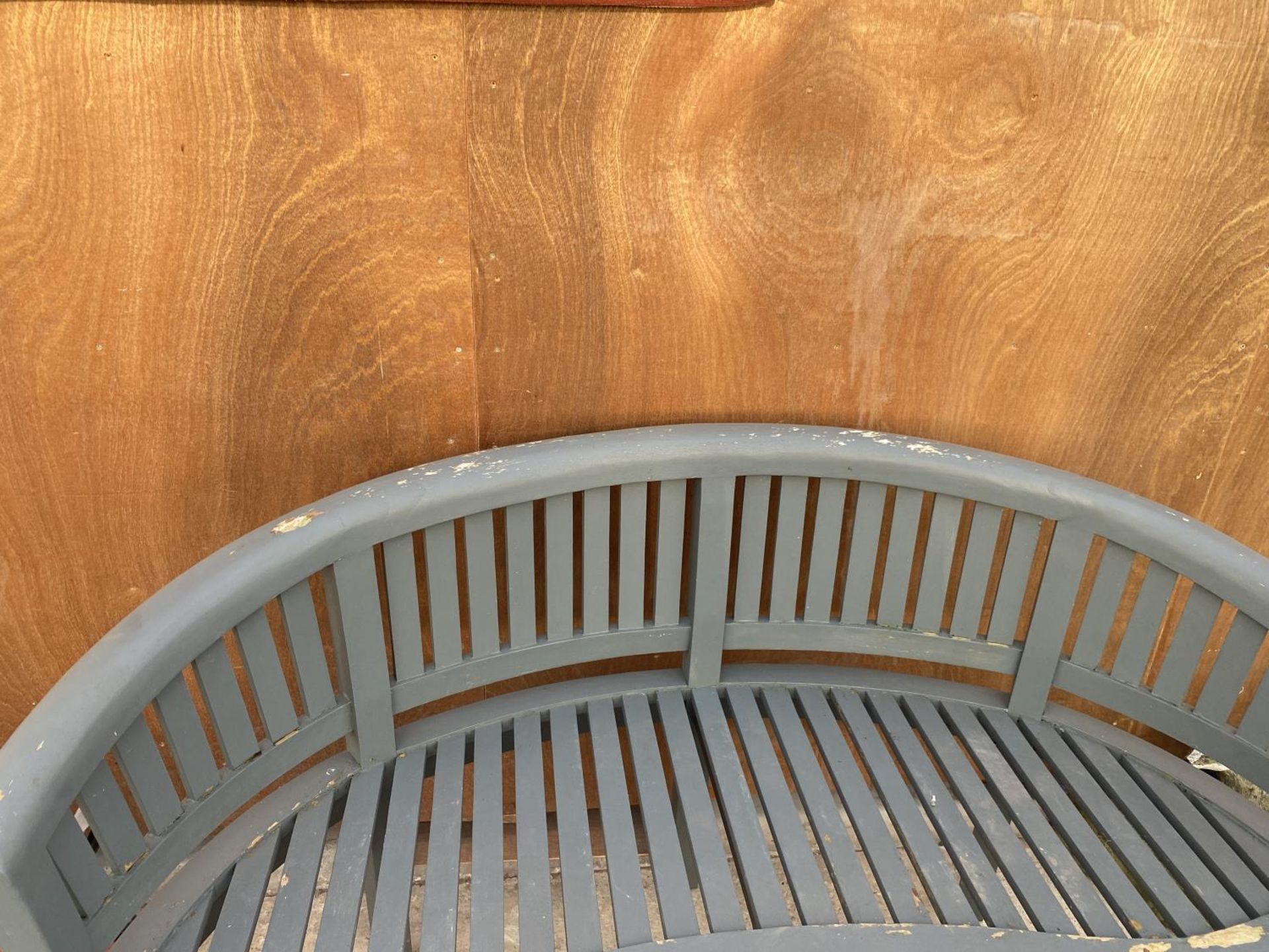 A WOODEN SLATTED CURVED GARDEN BENCH - Image 4 of 4