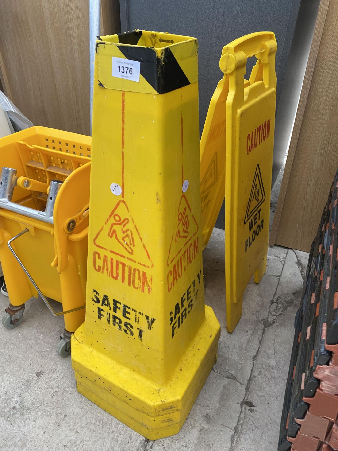 AN ASSORTMENT OF ITEMS TO INCLUDE WET FLOOR SIGNS, A MOP AND BUCKET AND A HEATER ETC - Image 2 of 4
