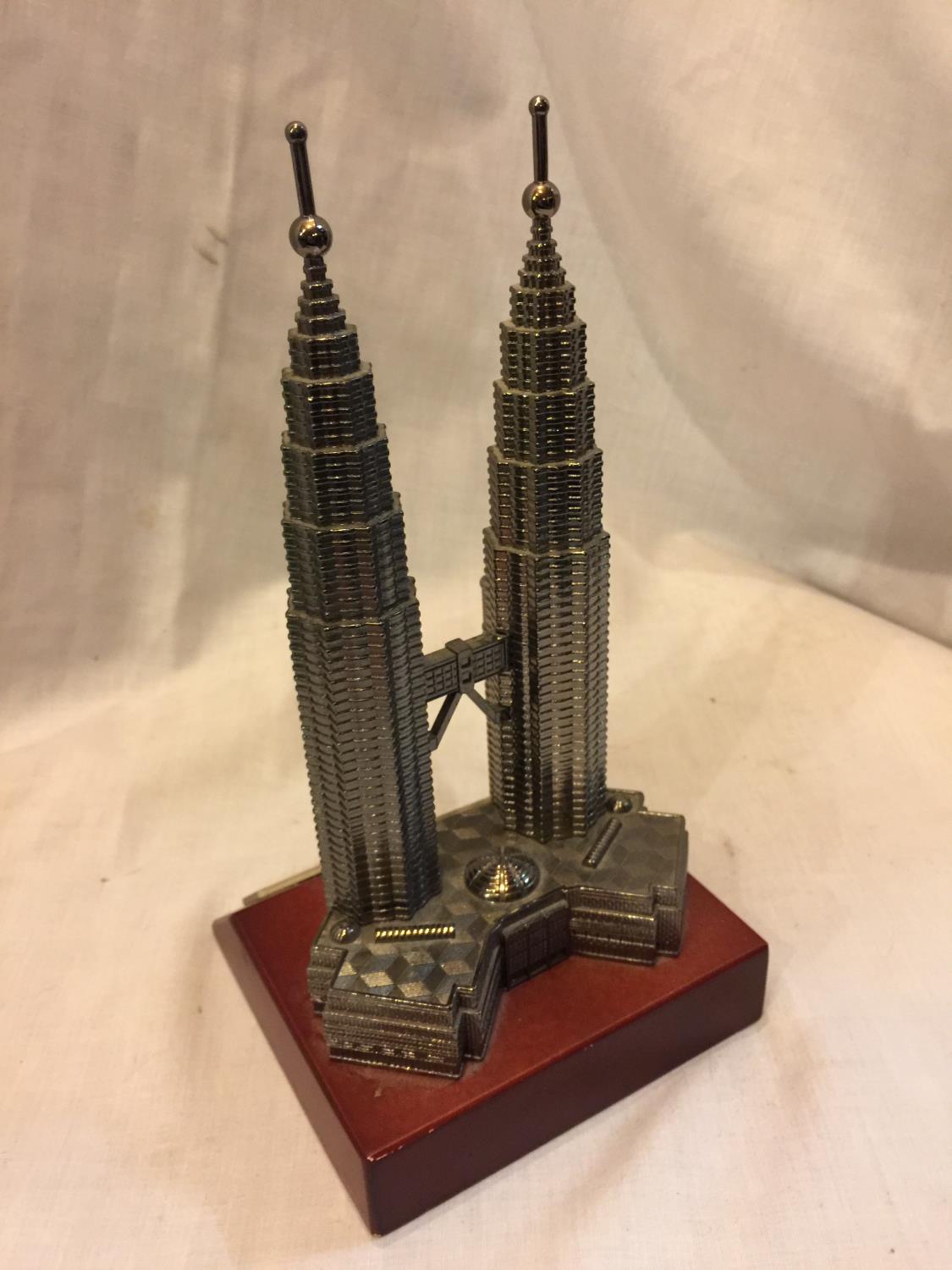 A MODEL OF THE TWIN TOWERS KUALA LUMPUR, MALAYSIA - Bild 5 aus 5