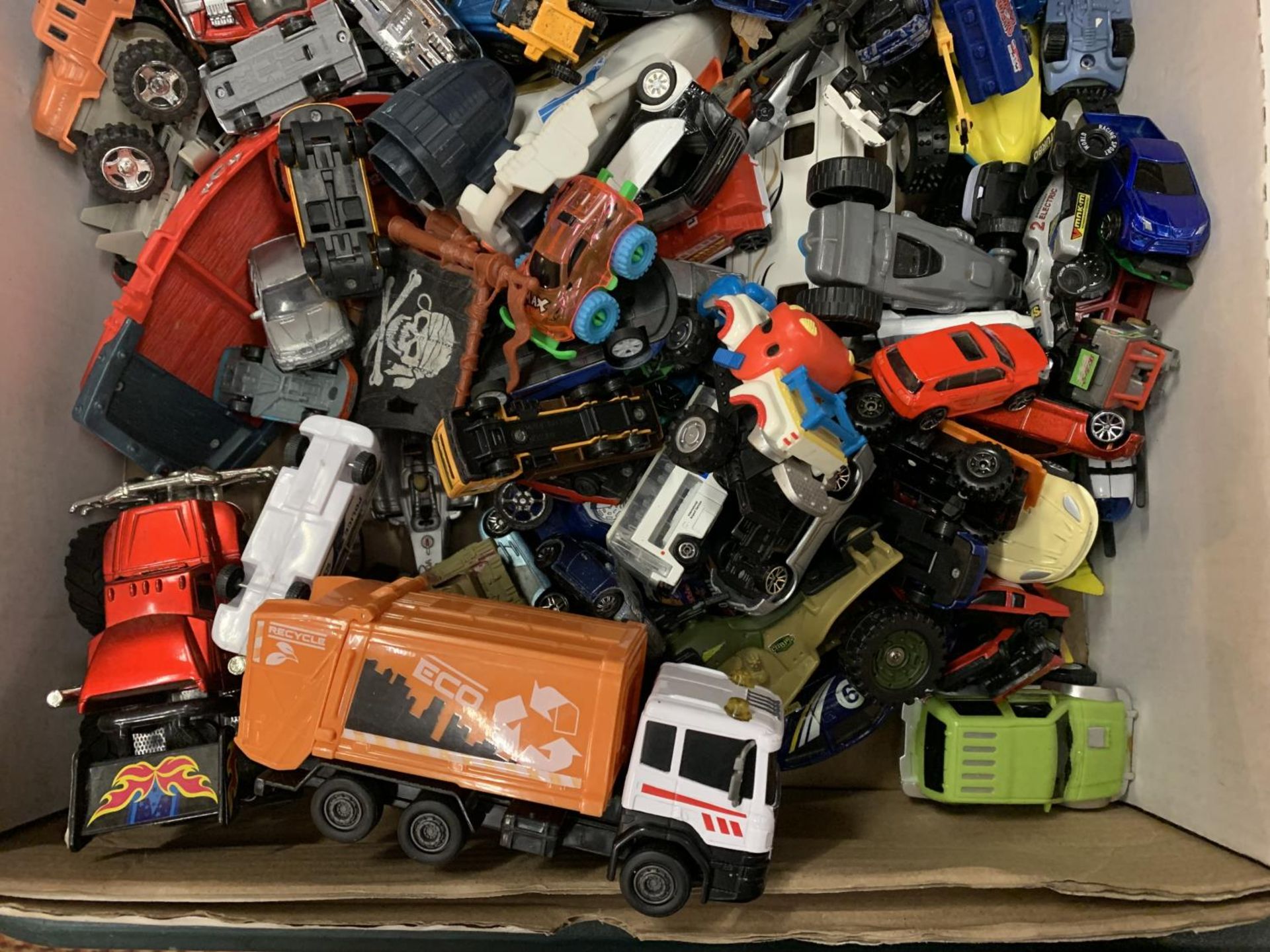 A LARGE BOX OF TOY VEHICLES TO INCLUDE MONSTER TRUCKS, SPORTS CARS, LORRIES ETC - Image 2 of 4